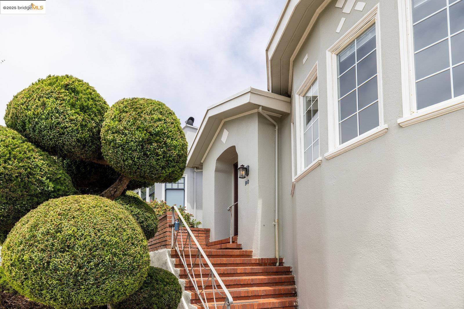 Detail Gallery Image 4 of 45 For 90 Valdez Ave, San Francisco,  CA 94112 - 3 Beds | 2 Baths