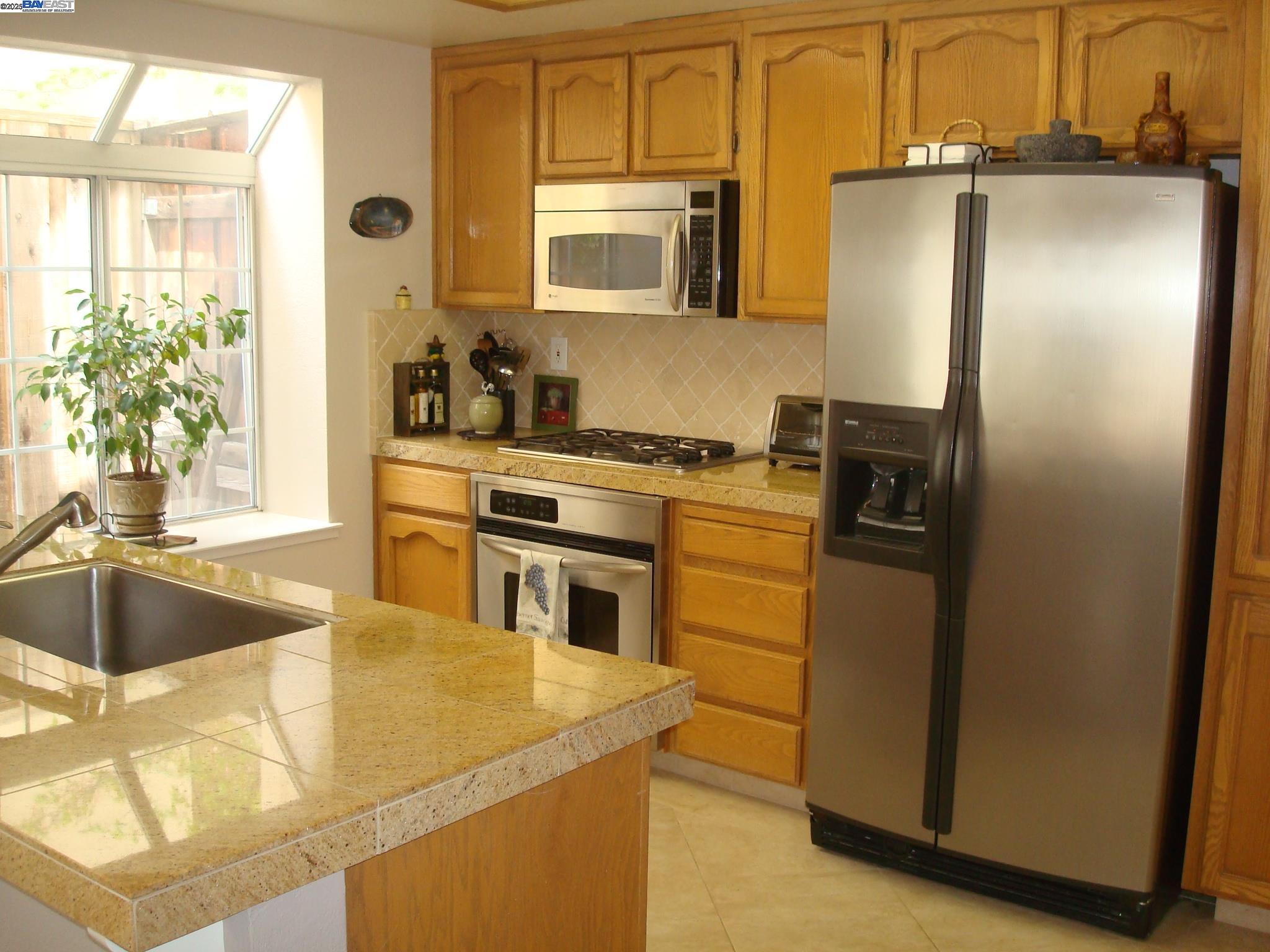 Detail Gallery Image 2 of 9 For 1411 Groth Cir, Pleasanton,  CA 94566 - 2 Beds | 2 Baths