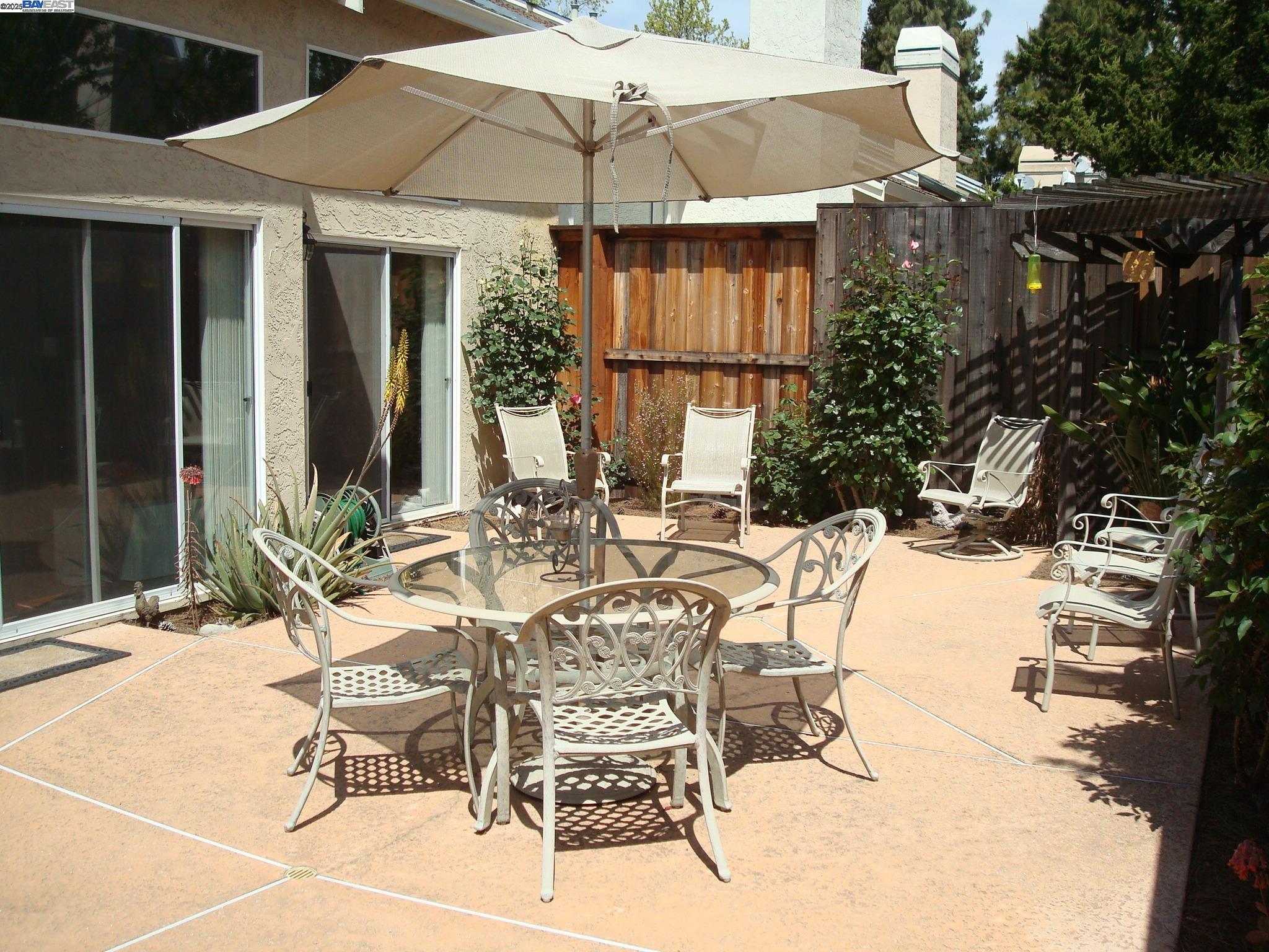Detail Gallery Image 6 of 9 For 1411 Groth Cir, Pleasanton,  CA 94566 - 2 Beds | 2 Baths