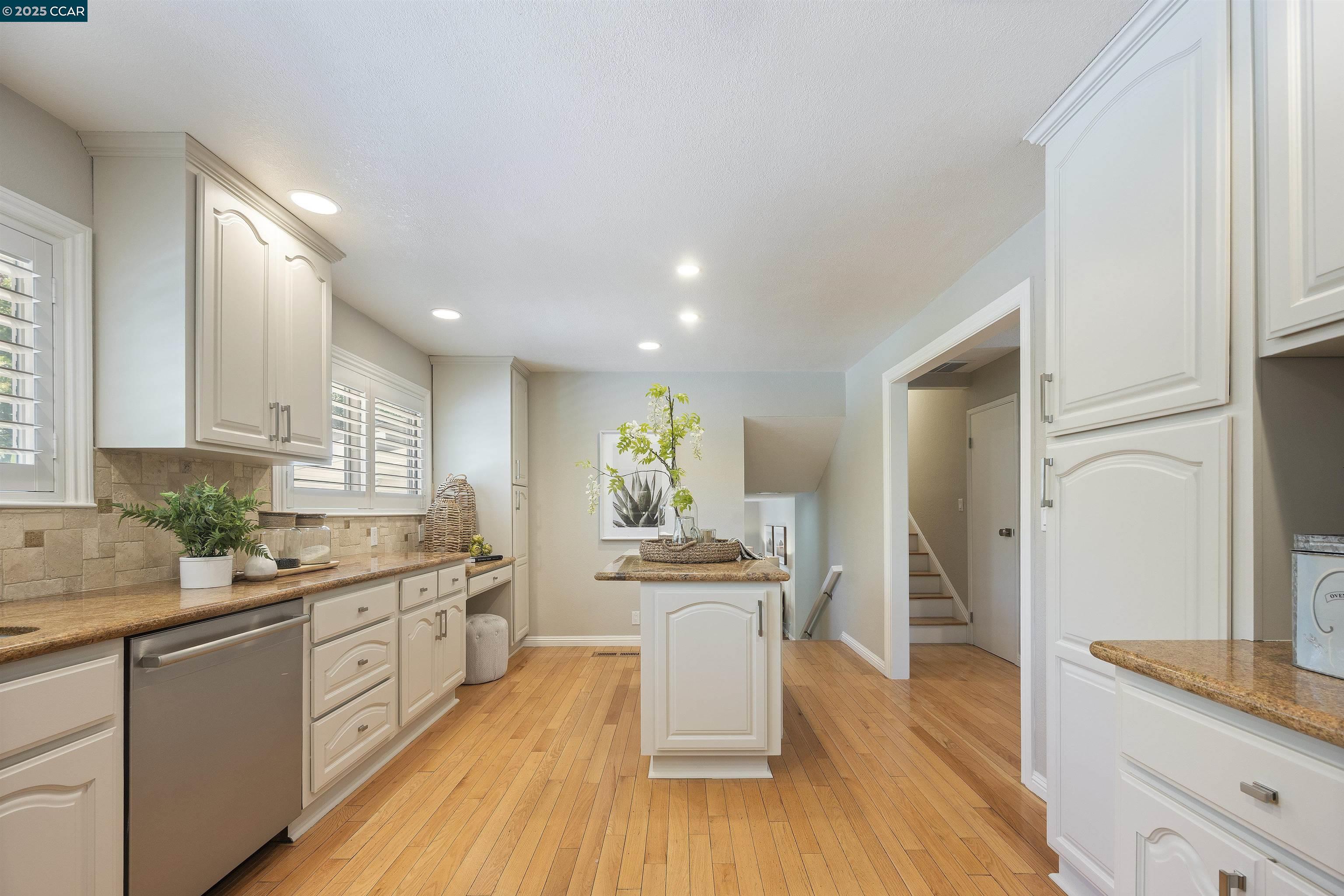 Detail Gallery Image 11 of 55 For 14 Dublin Ct, Pleasant Hill,  CA 94523 - 4 Beds | 2/1 Baths