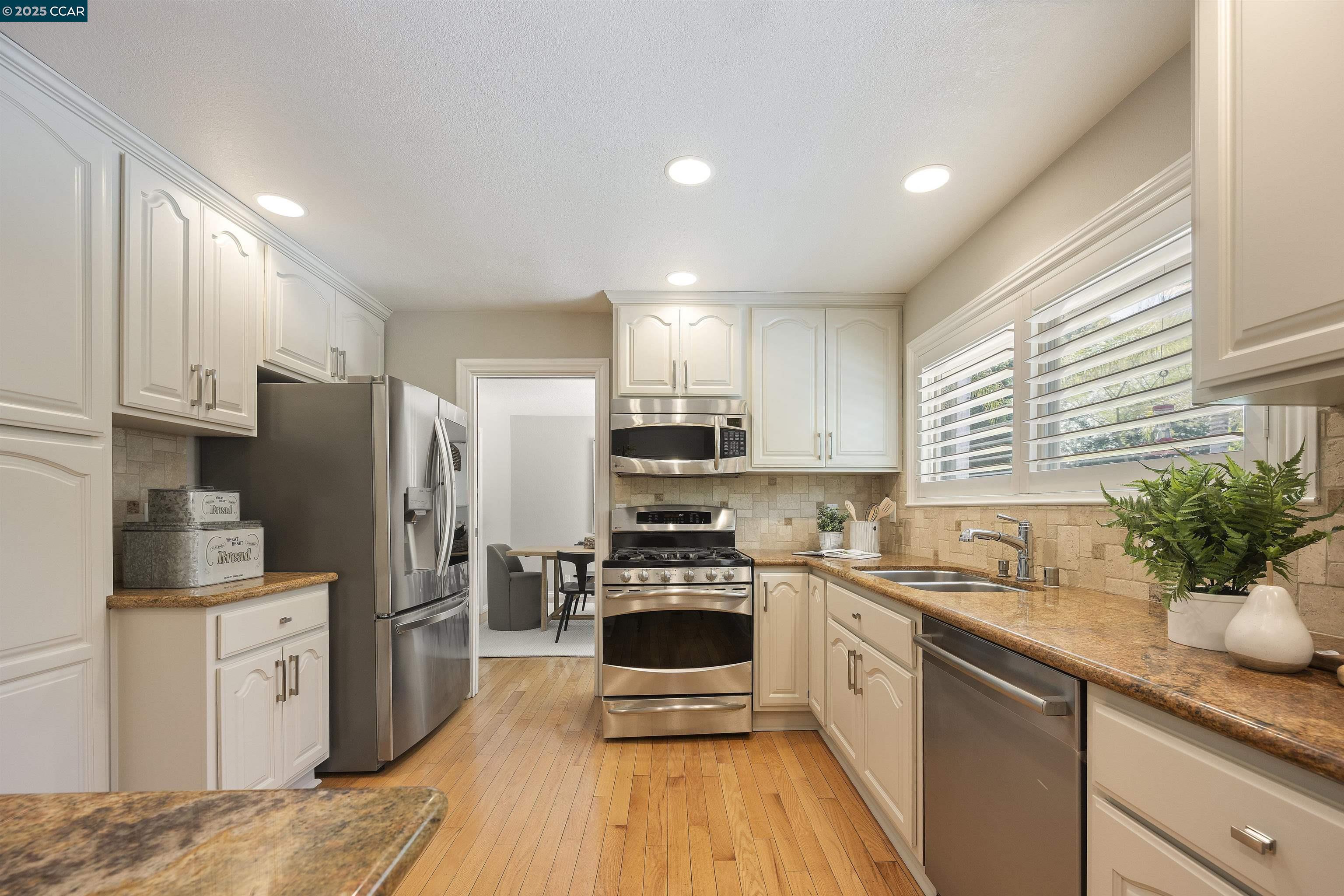 Detail Gallery Image 12 of 55 For 14 Dublin Ct, Pleasant Hill,  CA 94523 - 4 Beds | 2/1 Baths