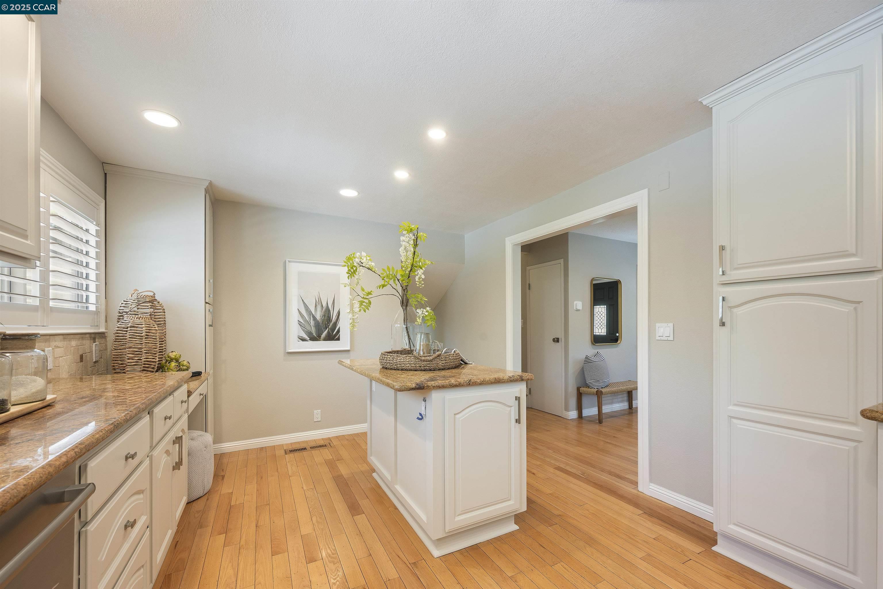 Detail Gallery Image 13 of 55 For 14 Dublin Ct, Pleasant Hill,  CA 94523 - 4 Beds | 2/1 Baths