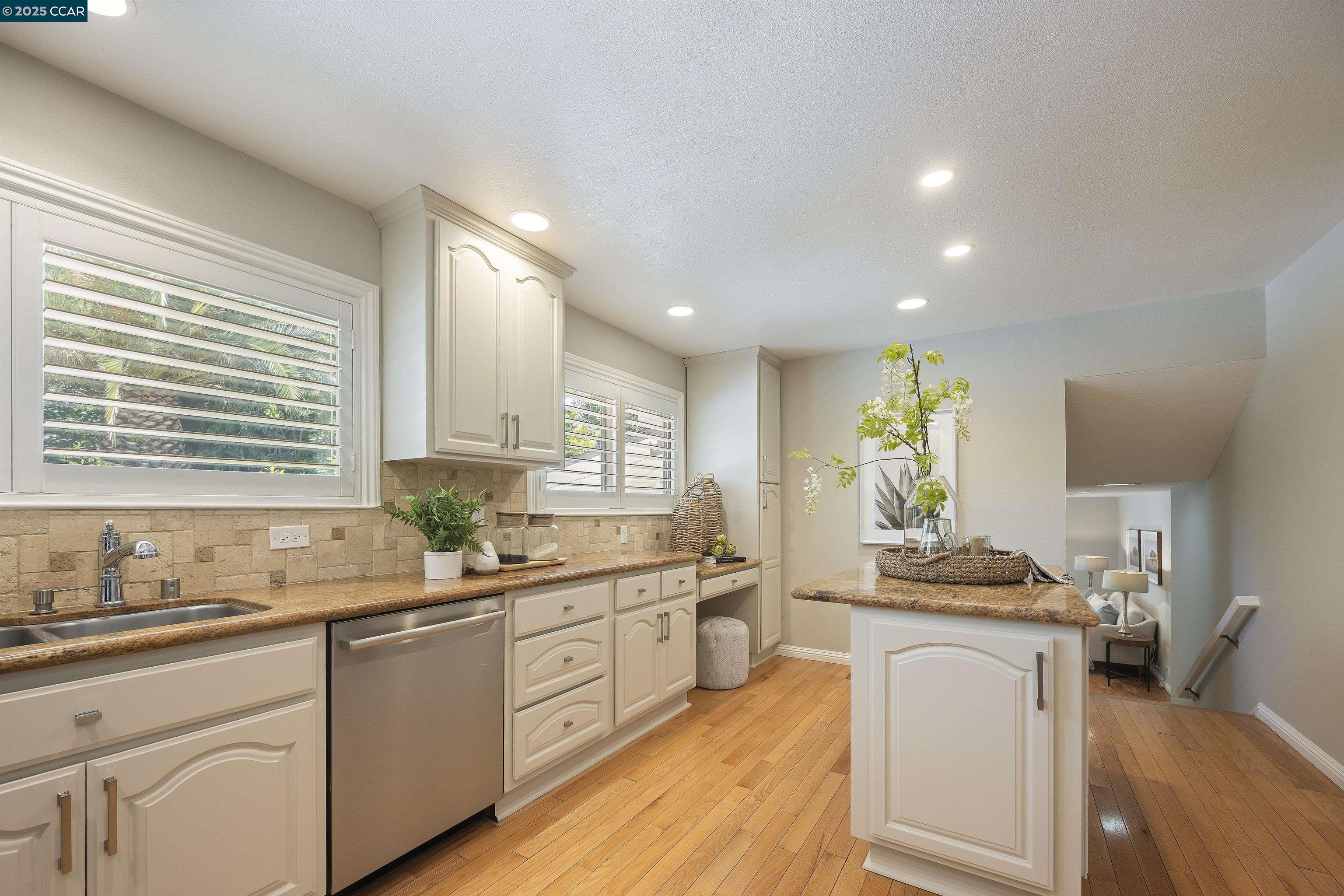 Detail Gallery Image 14 of 55 For 14 Dublin Ct, Pleasant Hill,  CA 94523 - 4 Beds | 2/1 Baths