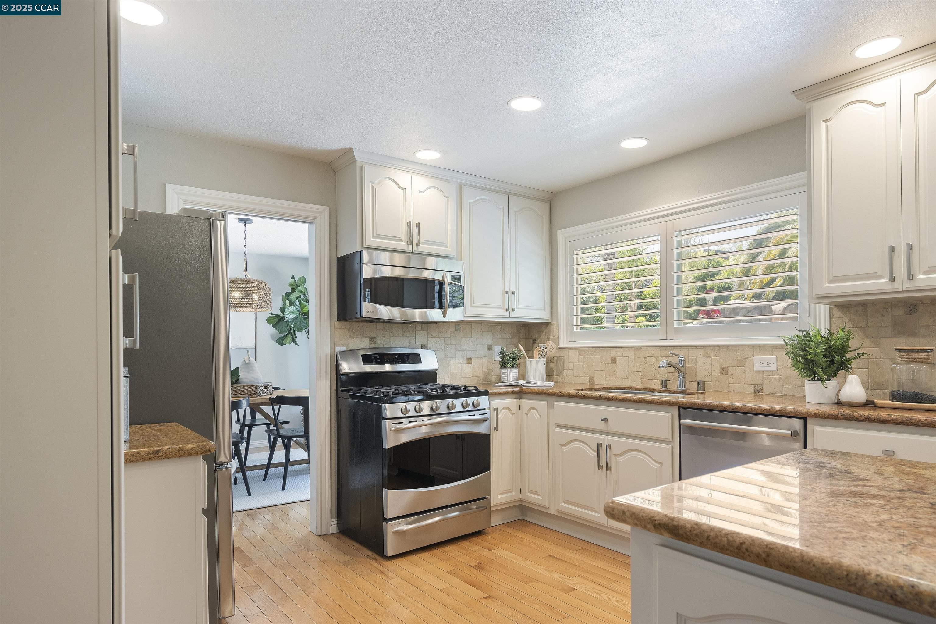 Detail Gallery Image 15 of 55 For 14 Dublin Ct, Pleasant Hill,  CA 94523 - 4 Beds | 2/1 Baths