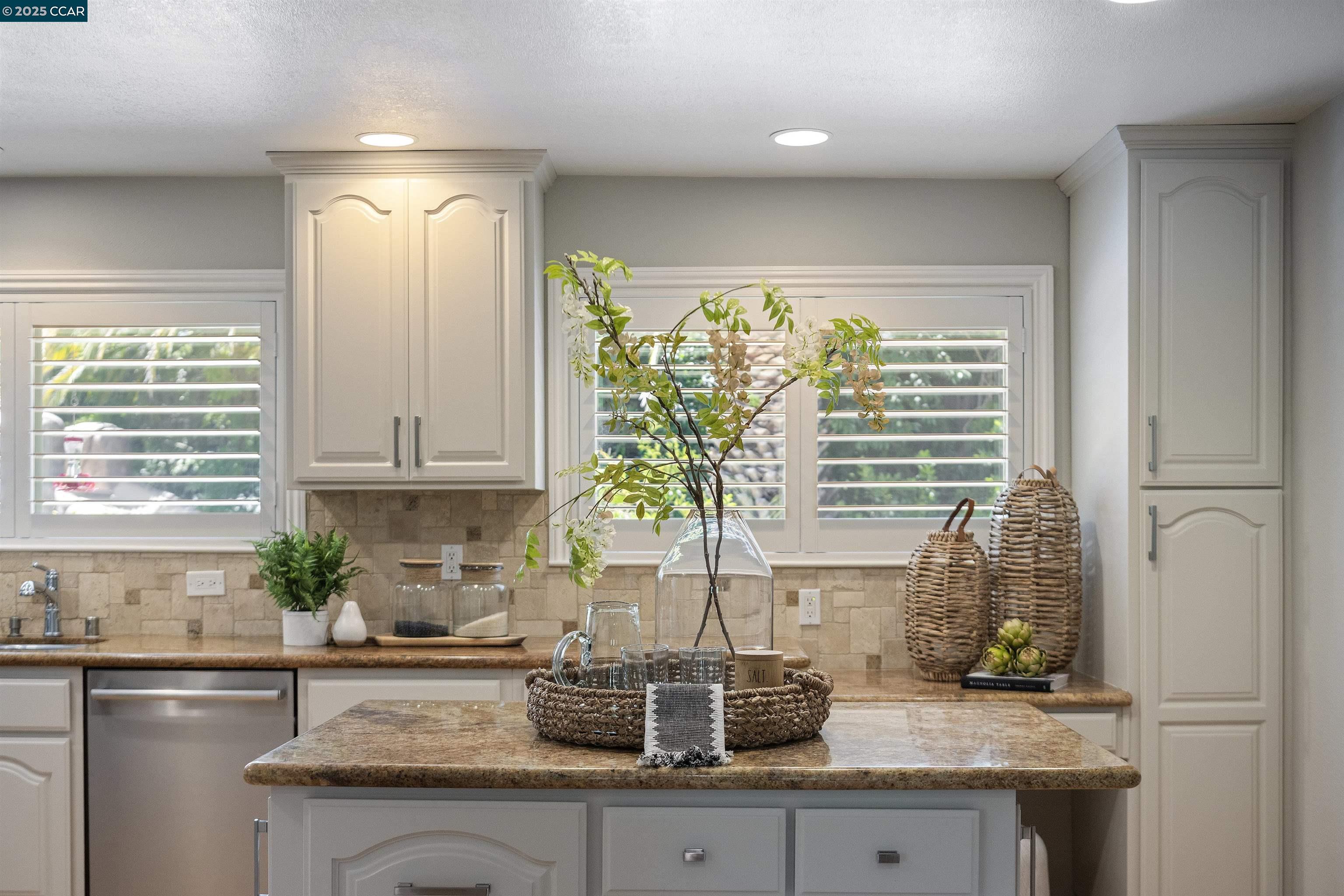 Detail Gallery Image 9 of 55 For 14 Dublin Ct, Pleasant Hill,  CA 94523 - 4 Beds | 2/1 Baths