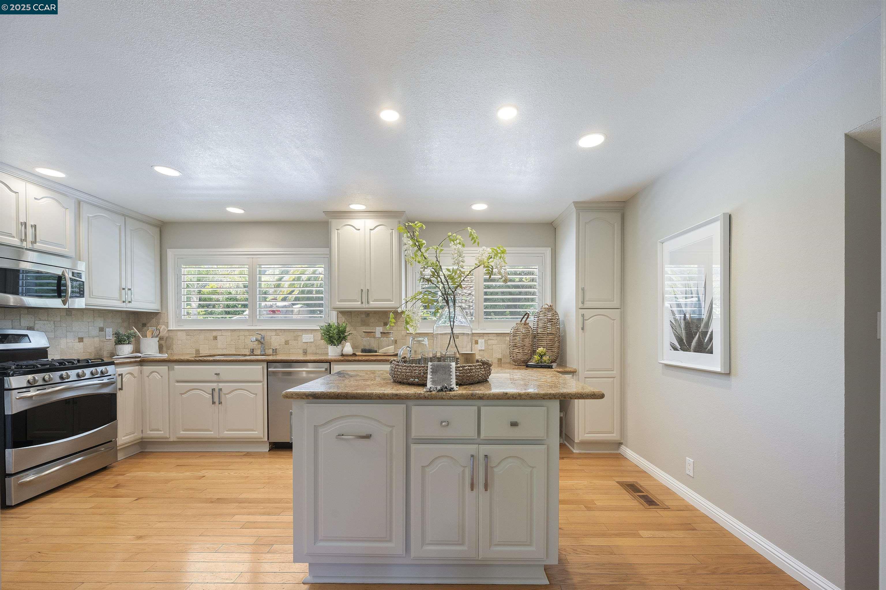Detail Gallery Image 10 of 55 For 14 Dublin Ct, Pleasant Hill,  CA 94523 - 4 Beds | 2/1 Baths