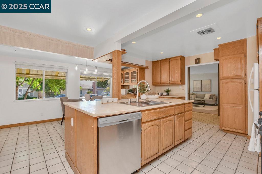 Detail Gallery Image 9 of 31 For 80 Water Street, Bay Point,  CA 94565 - 4 Beds | 2 Baths