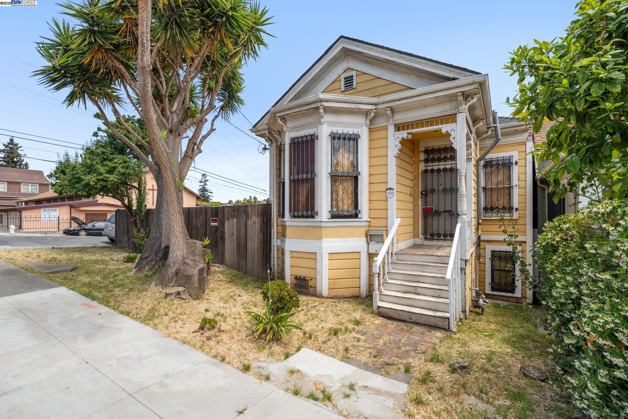 Detail Gallery Image 2 of 43 For 2340 13th Ave, Oakland,  CA 94606 - 2 Beds | 2 Baths