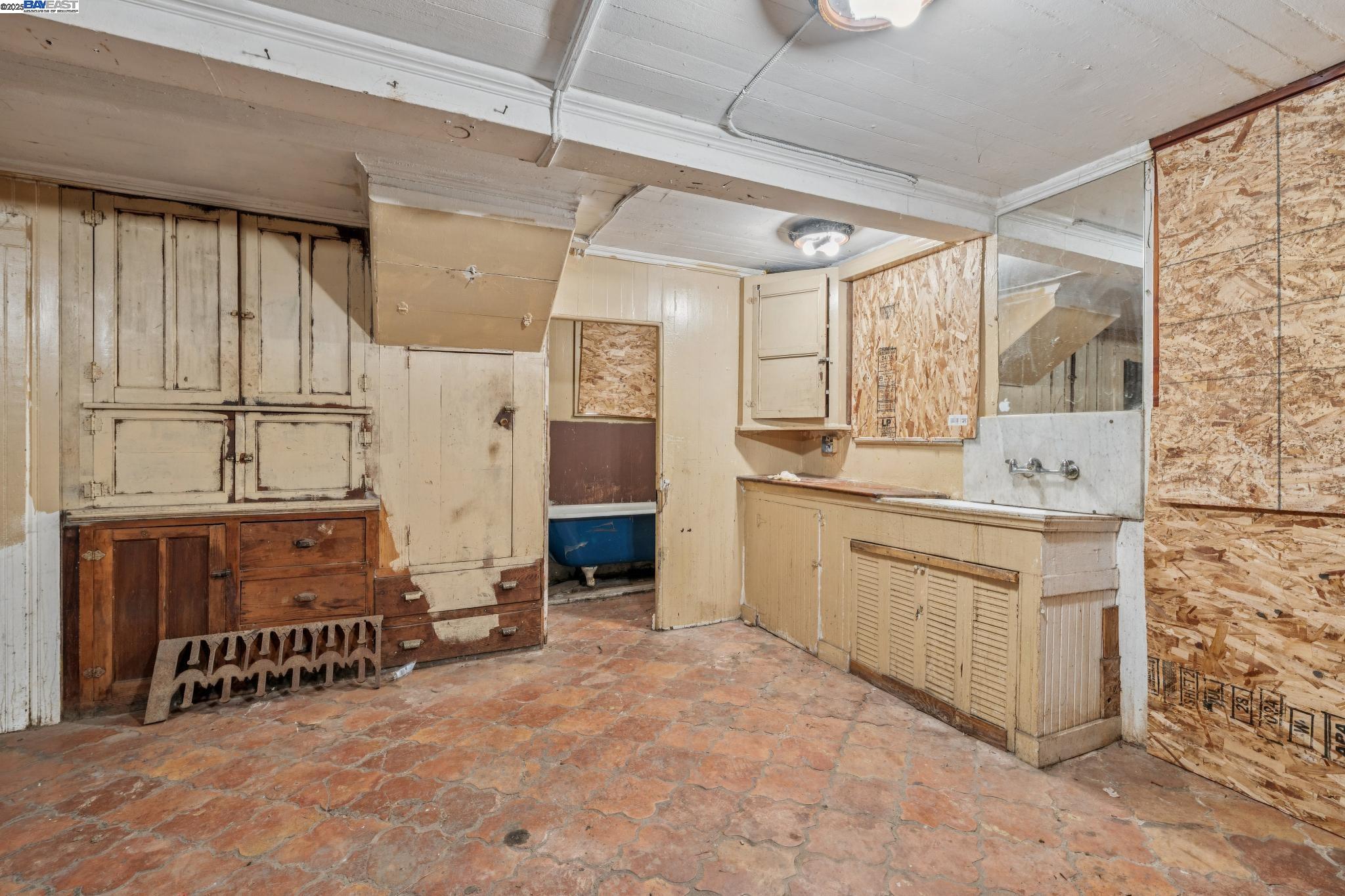 Detail Gallery Image 29 of 43 For 2340 13th Ave, Oakland,  CA 94606 - 2 Beds | 2 Baths