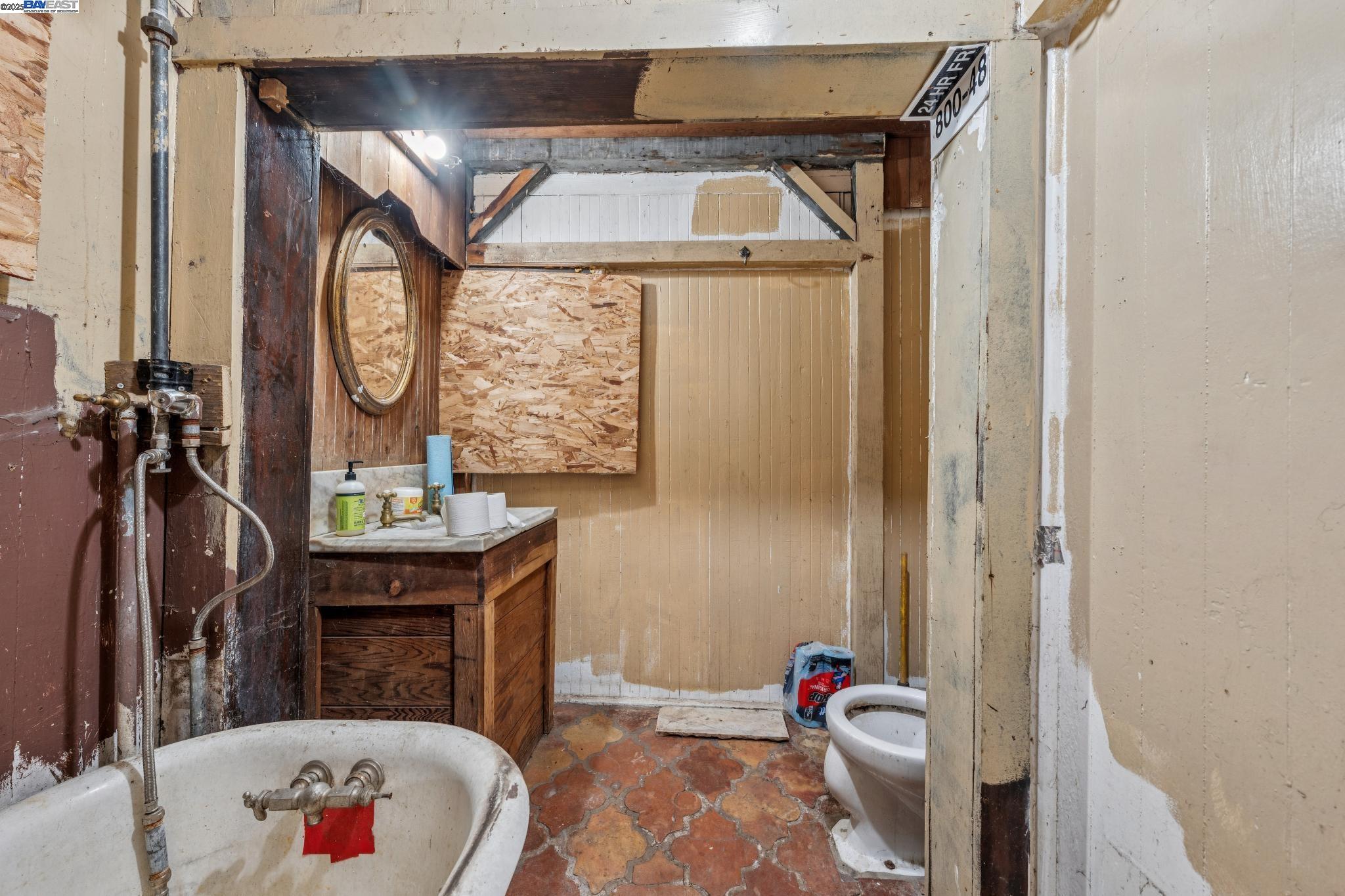 Detail Gallery Image 31 of 43 For 2340 13th Ave, Oakland,  CA 94606 - 2 Beds | 2 Baths