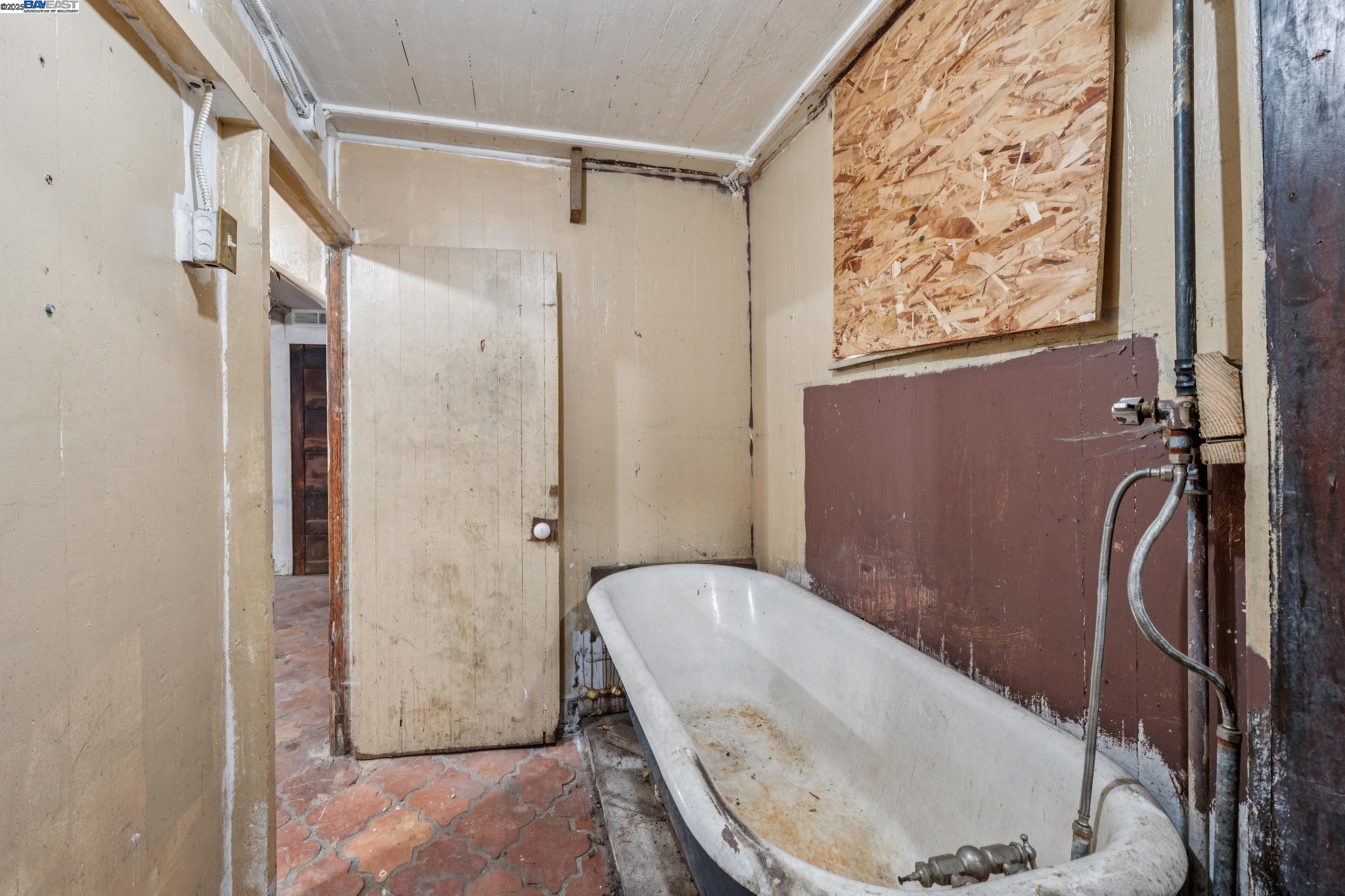 Detail Gallery Image 32 of 43 For 2340 13th Ave, Oakland,  CA 94606 - 2 Beds | 2 Baths