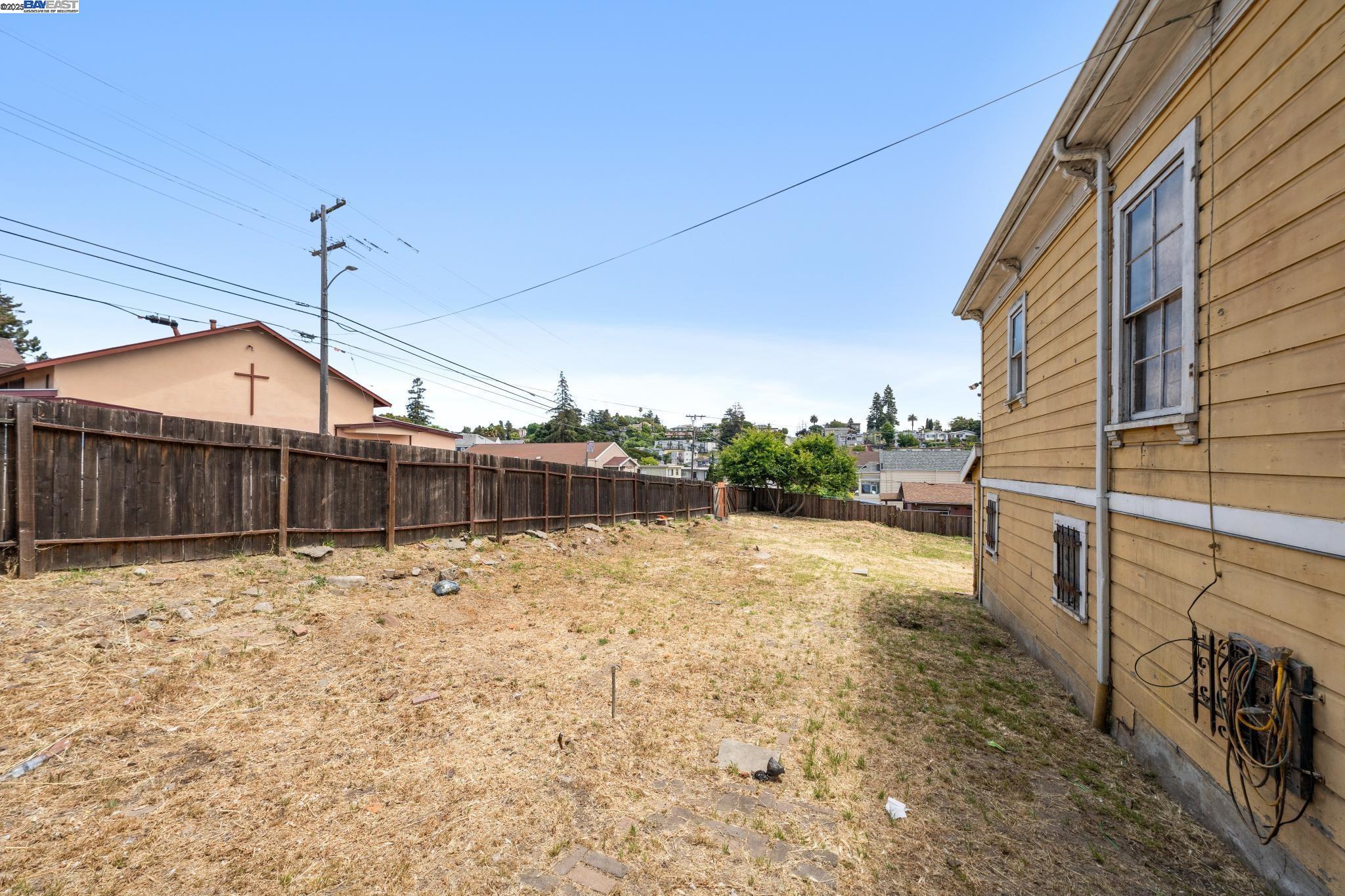 Detail Gallery Image 34 of 43 For 2340 13th Ave, Oakland,  CA 94606 - 2 Beds | 2 Baths
