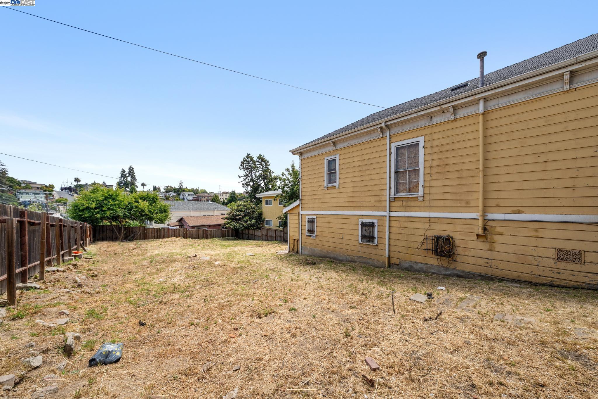 Detail Gallery Image 35 of 43 For 2340 13th Ave, Oakland,  CA 94606 - 2 Beds | 2 Baths