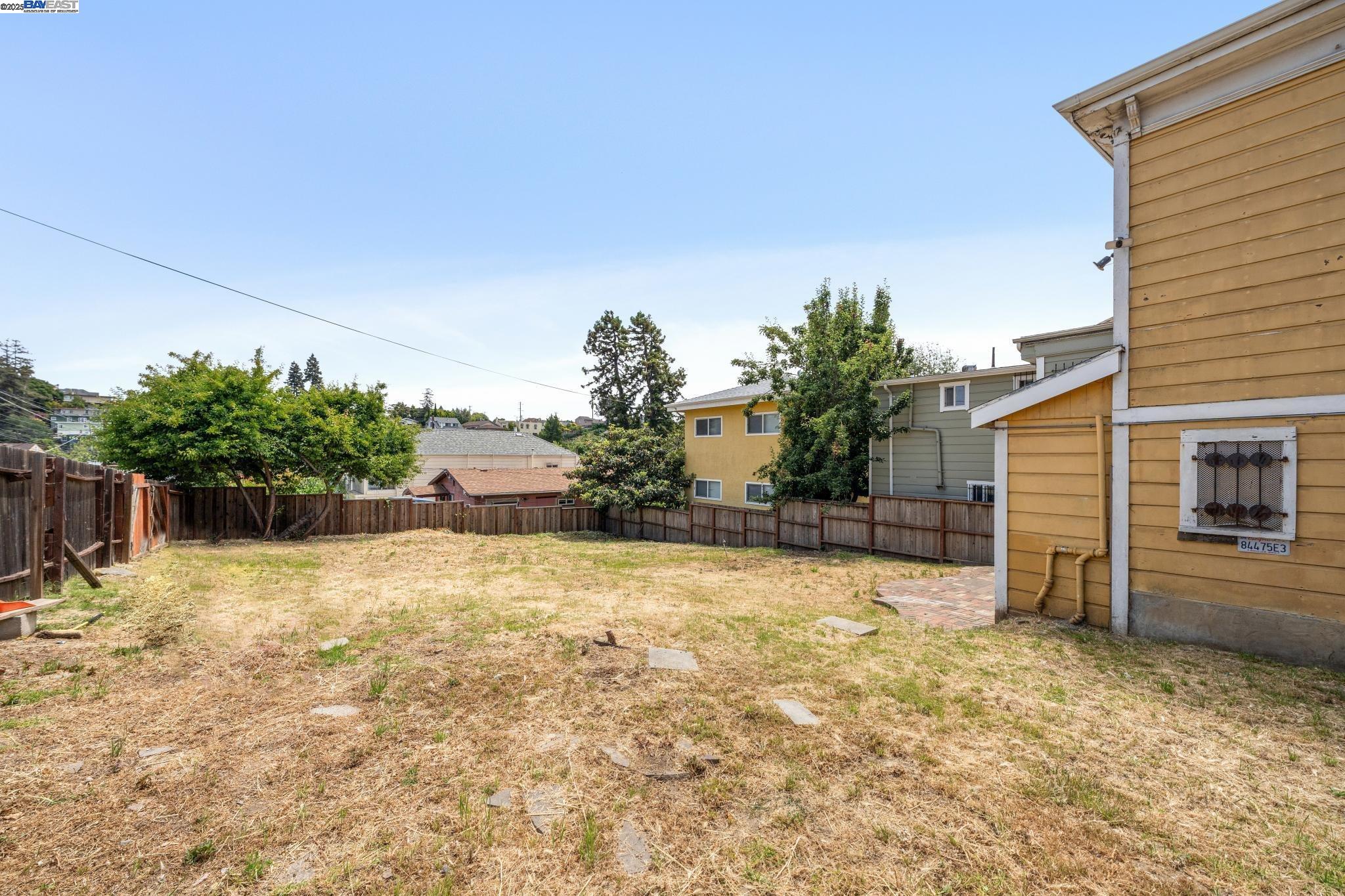 Detail Gallery Image 36 of 43 For 2340 13th Ave, Oakland,  CA 94606 - 2 Beds | 2 Baths