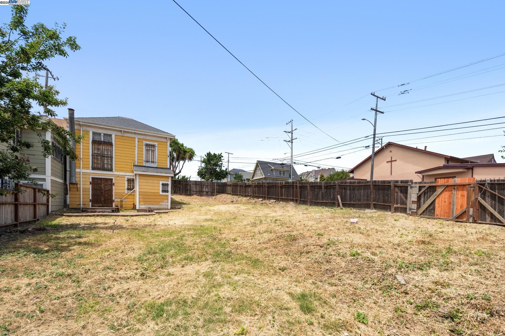 Detail Gallery Image 39 of 43 For 2340 13th Ave, Oakland,  CA 94606 - 2 Beds | 2 Baths