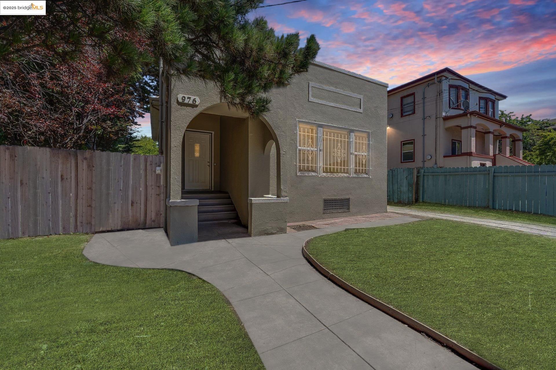 Detail Gallery Image 1 of 1 For 976 34th St, Oakland,  CA 94608 - 3 Beds | 2 Baths