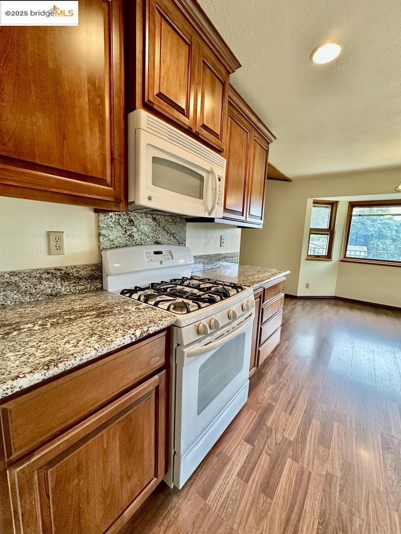 Detail Gallery Image 4 of 43 For 21714 El Oso Way, Sonora,  CA 95370 - 3 Beds | 2 Baths