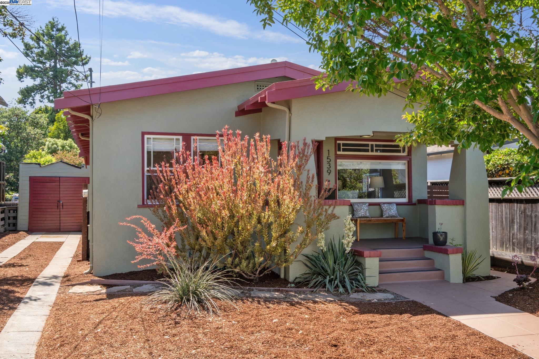 Detail Gallery Image 1 of 1 For 1539 6th St, Alameda,  CA 94501 - 2 Beds | 1 Baths