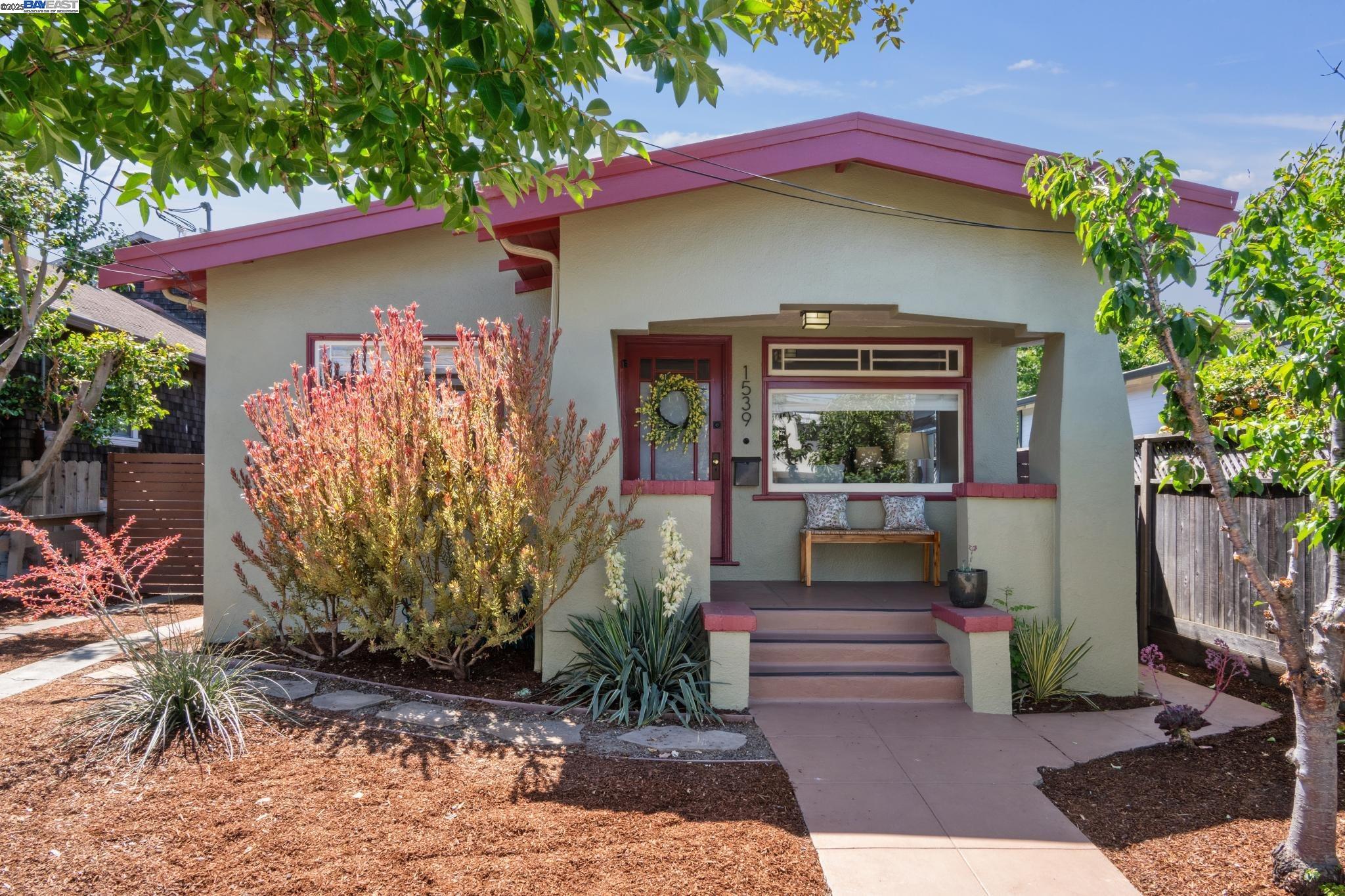 Detail Gallery Image 2 of 42 For 1539 6th St, Alameda,  CA 94501 - 2 Beds | 1 Baths