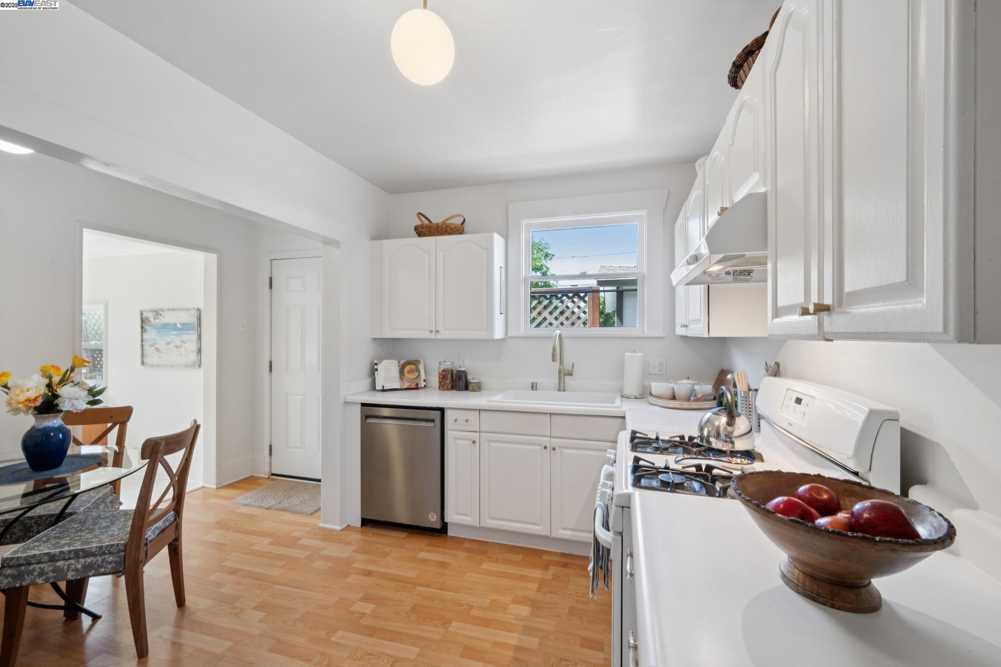 Detail Gallery Image 12 of 42 For 1539 6th St, Alameda,  CA 94501 - 2 Beds | 1 Baths