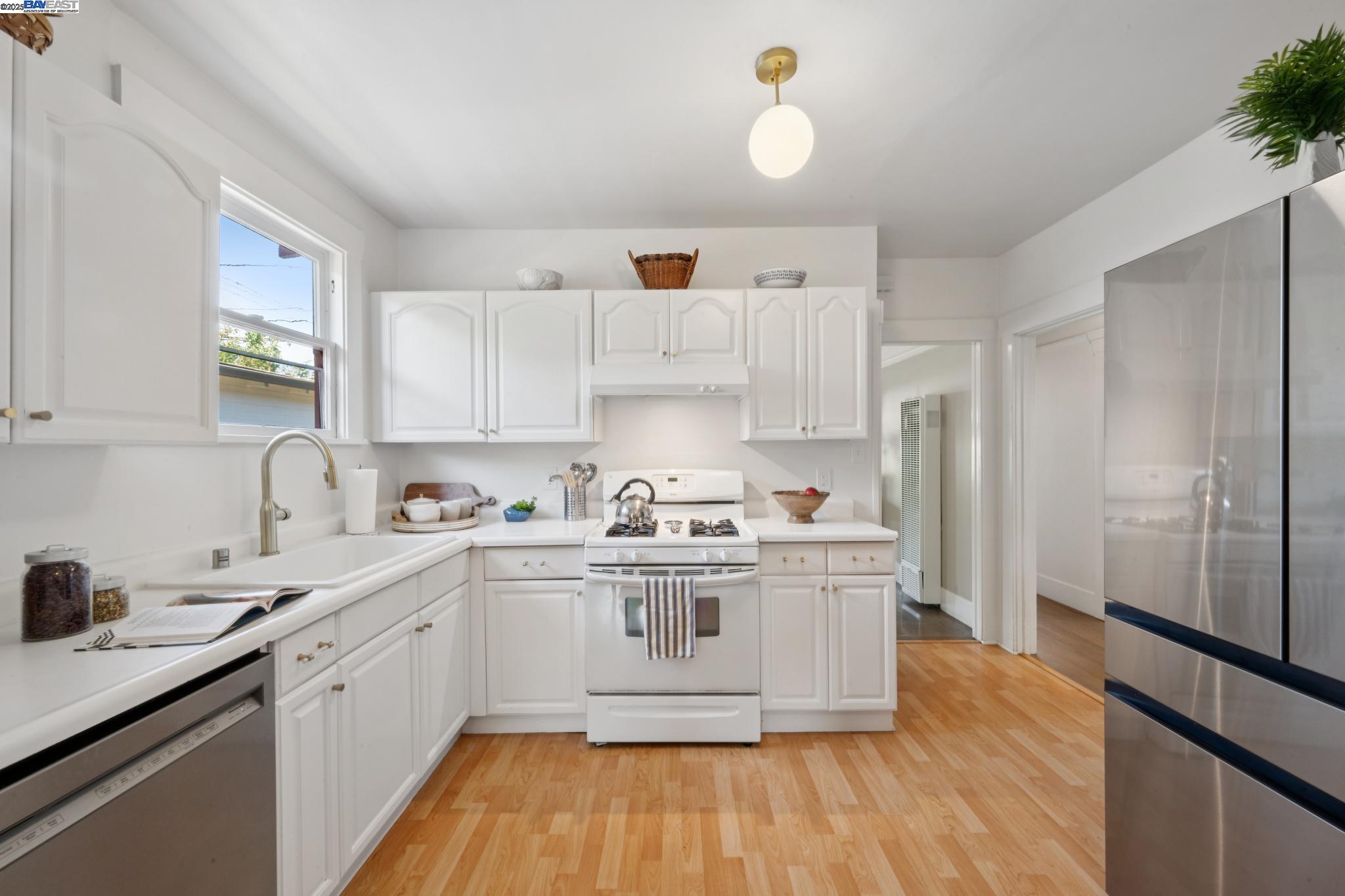Detail Gallery Image 13 of 42 For 1539 6th St, Alameda,  CA 94501 - 2 Beds | 1 Baths