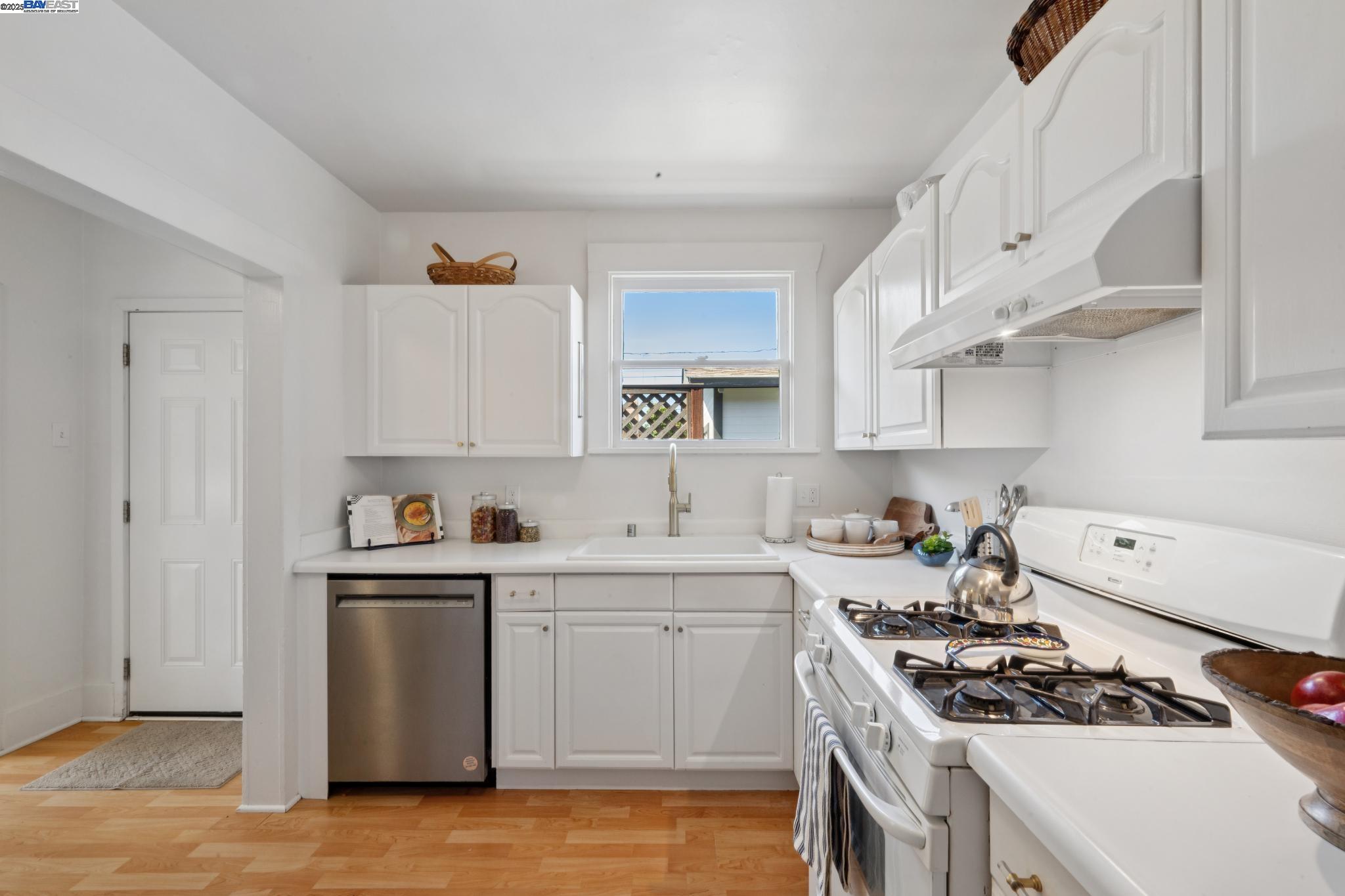 Detail Gallery Image 14 of 42 For 1539 6th St, Alameda,  CA 94501 - 2 Beds | 1 Baths
