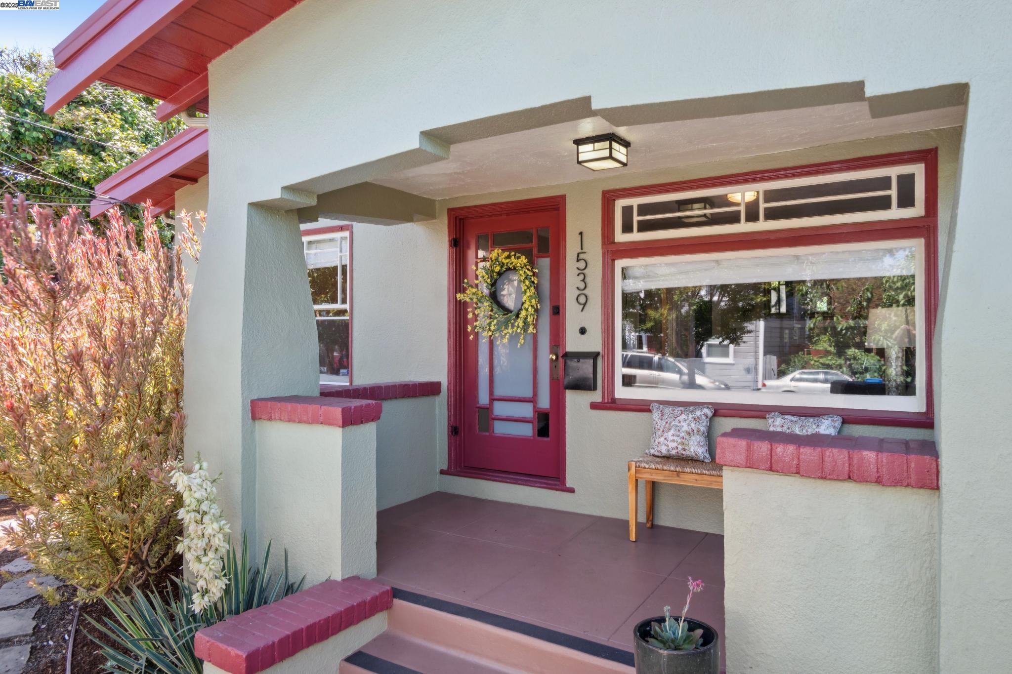 Detail Gallery Image 4 of 42 For 1539 6th St, Alameda,  CA 94501 - 2 Beds | 1 Baths