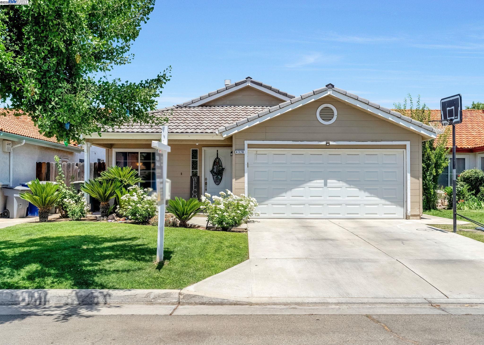 Detail Gallery Image 1 of 28 For 4328 W Cambridge Ave, Fresno,  CA 93722 - 3 Beds | 2 Baths
