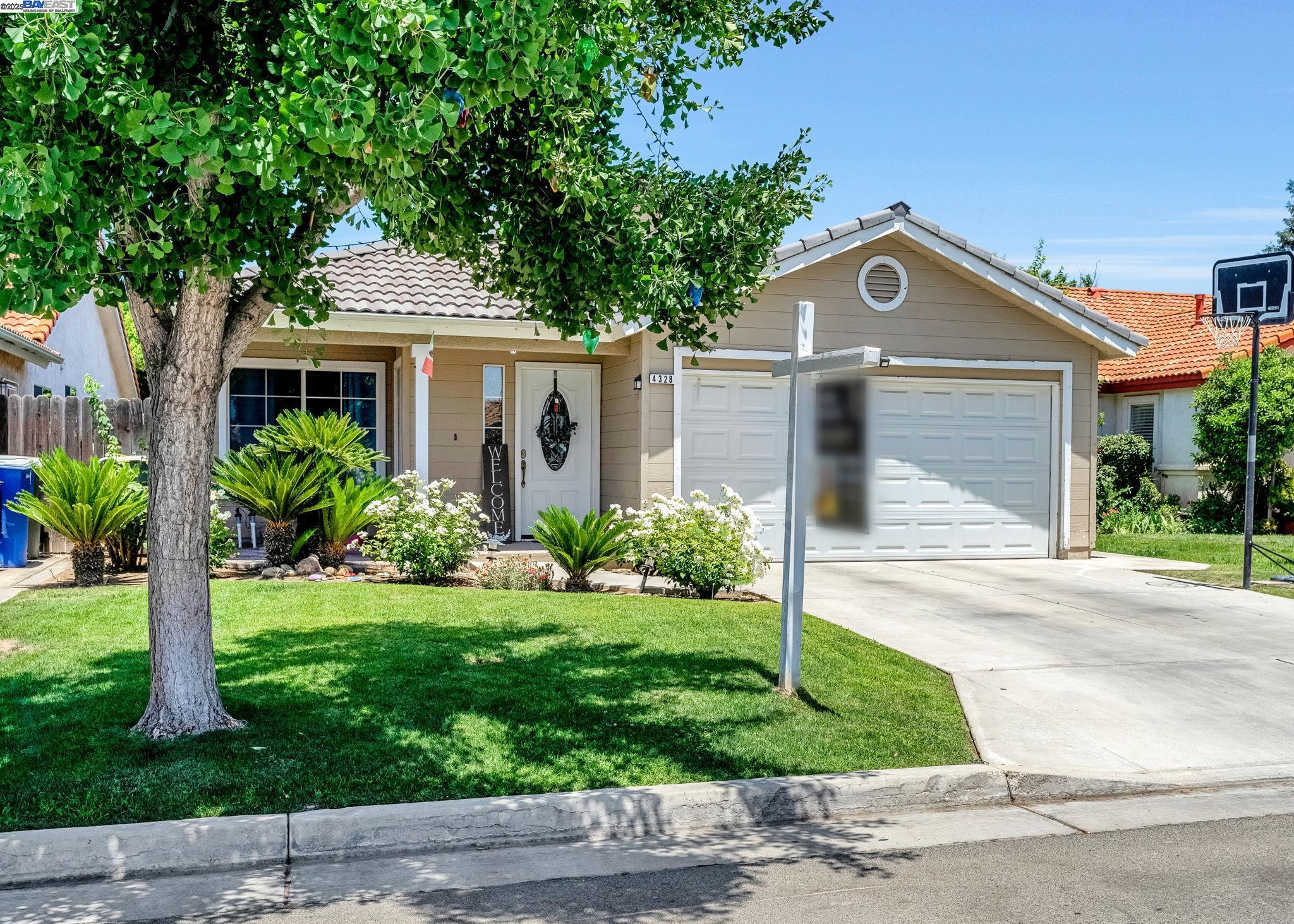 Detail Gallery Image 2 of 28 For 4328 W Cambridge Ave, Fresno,  CA 93722 - 3 Beds | 2 Baths