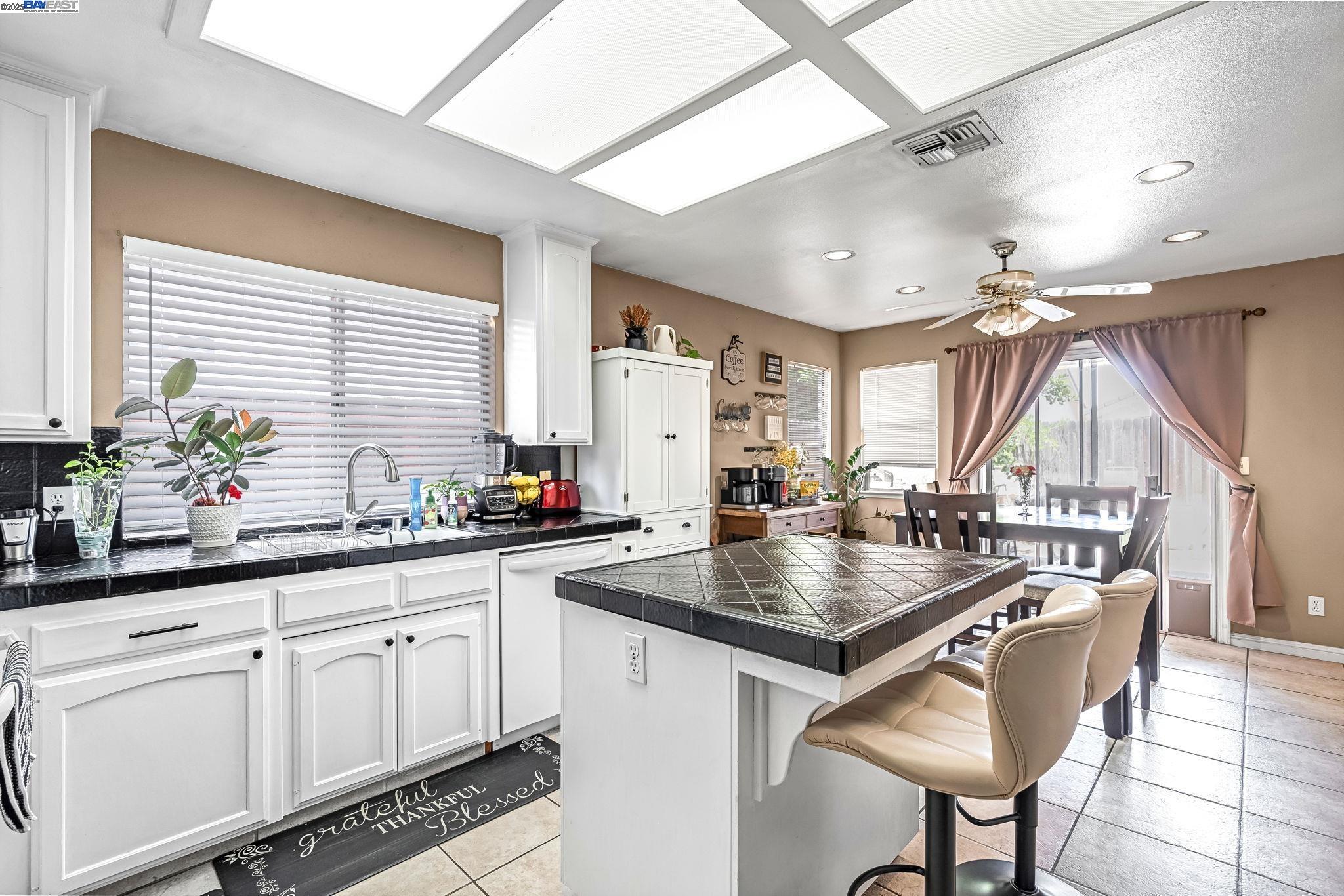 Detail Gallery Image 11 of 28 For 4328 W Cambridge Ave, Fresno,  CA 93722 - 3 Beds | 2 Baths
