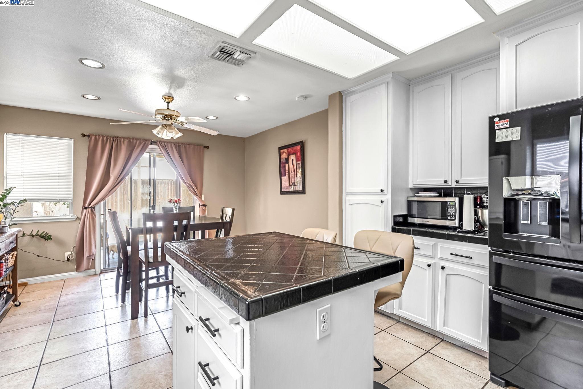 Detail Gallery Image 12 of 28 For 4328 W Cambridge Ave, Fresno,  CA 93722 - 3 Beds | 2 Baths
