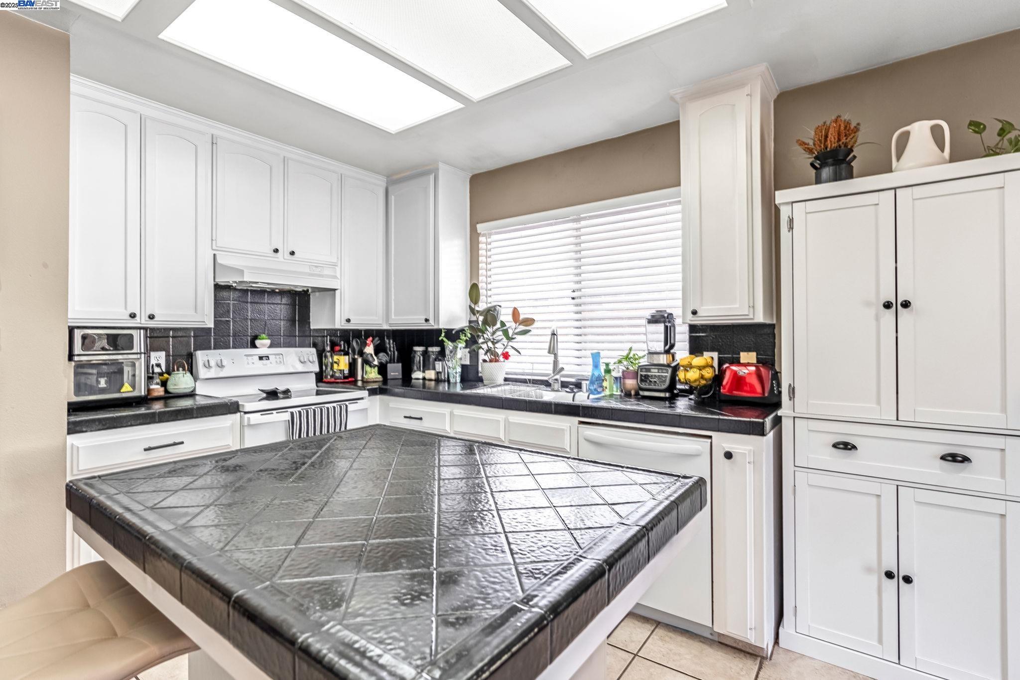 Detail Gallery Image 13 of 28 For 4328 W Cambridge Ave, Fresno,  CA 93722 - 3 Beds | 2 Baths