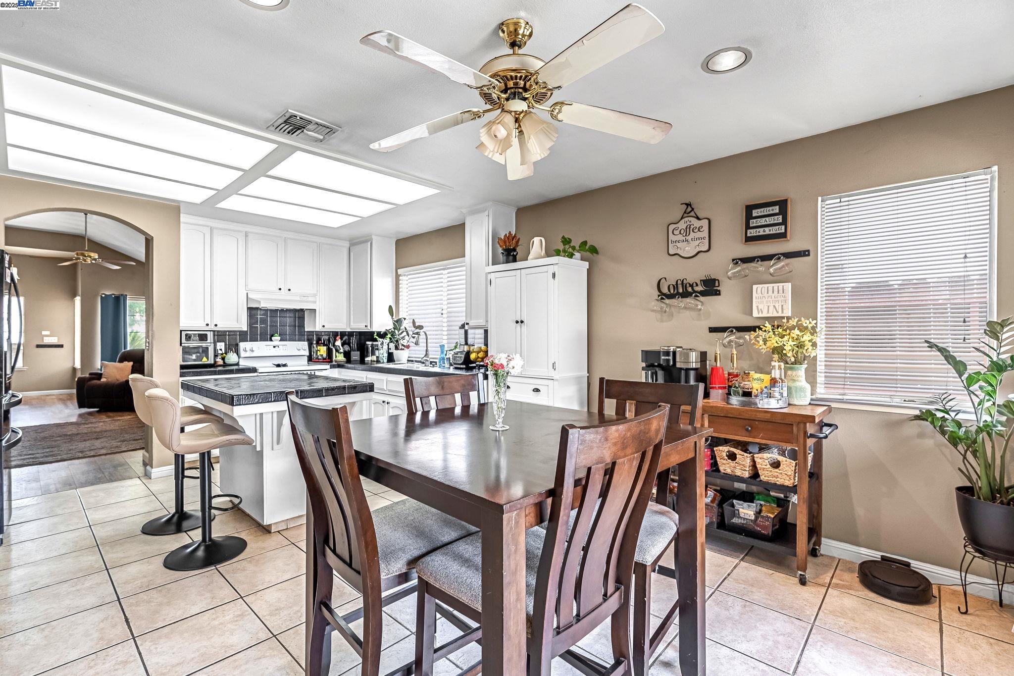 Detail Gallery Image 14 of 28 For 4328 W Cambridge Ave, Fresno,  CA 93722 - 3 Beds | 2 Baths