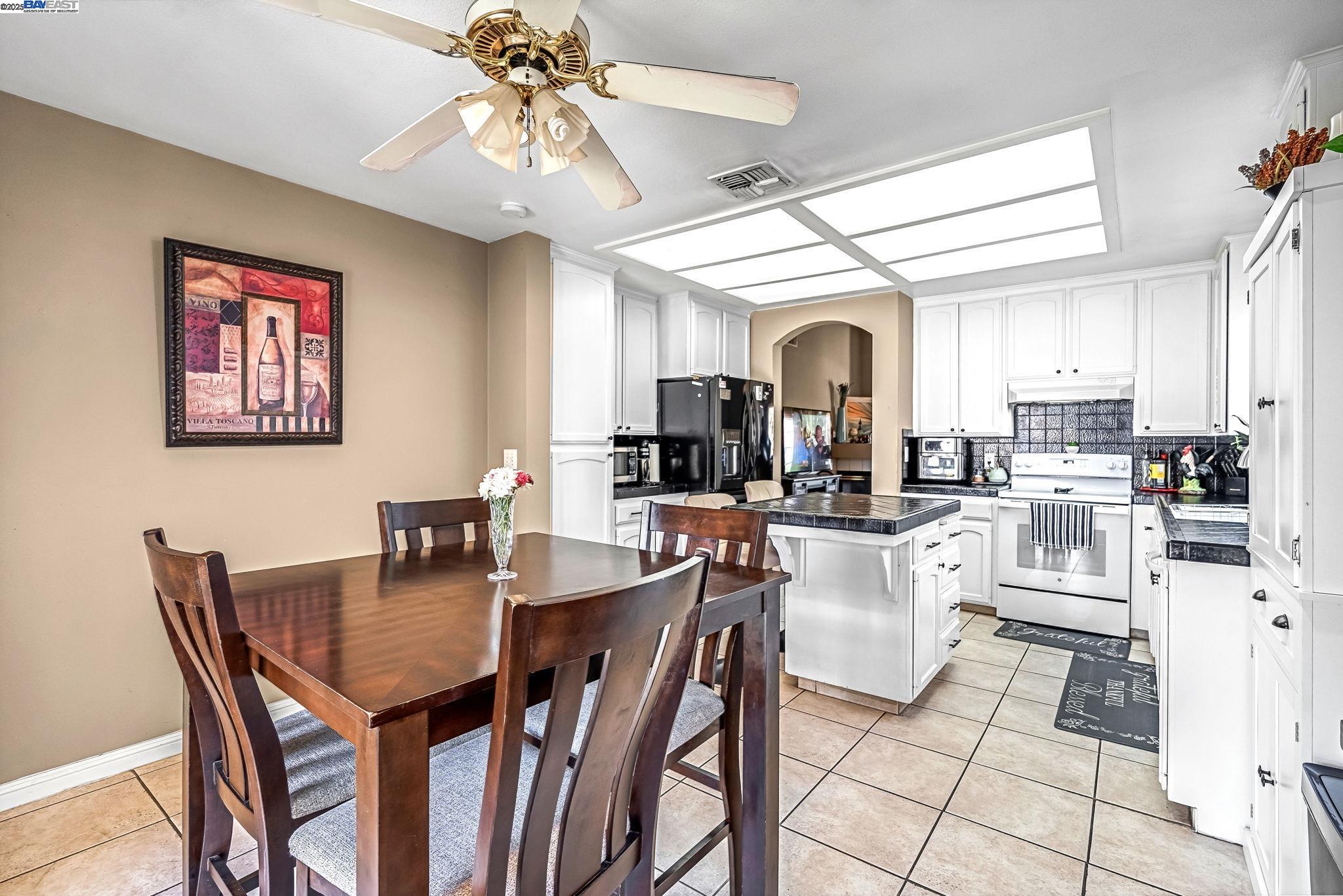 Detail Gallery Image 15 of 28 For 4328 W Cambridge Ave, Fresno,  CA 93722 - 3 Beds | 2 Baths