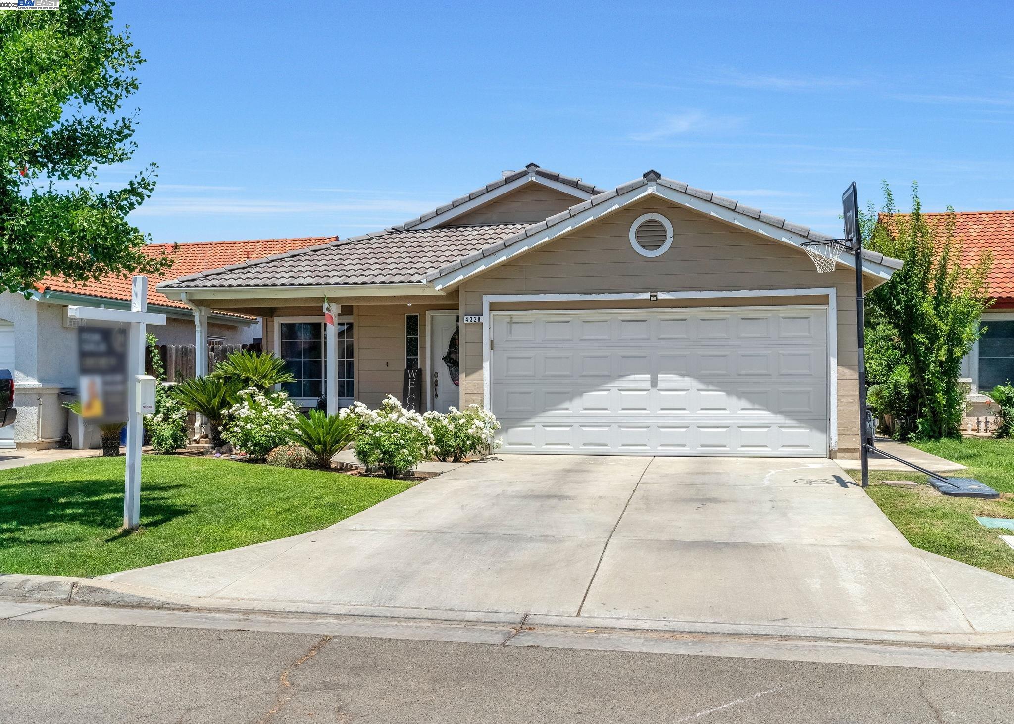 Detail Gallery Image 3 of 28 For 4328 W Cambridge Ave, Fresno,  CA 93722 - 3 Beds | 2 Baths