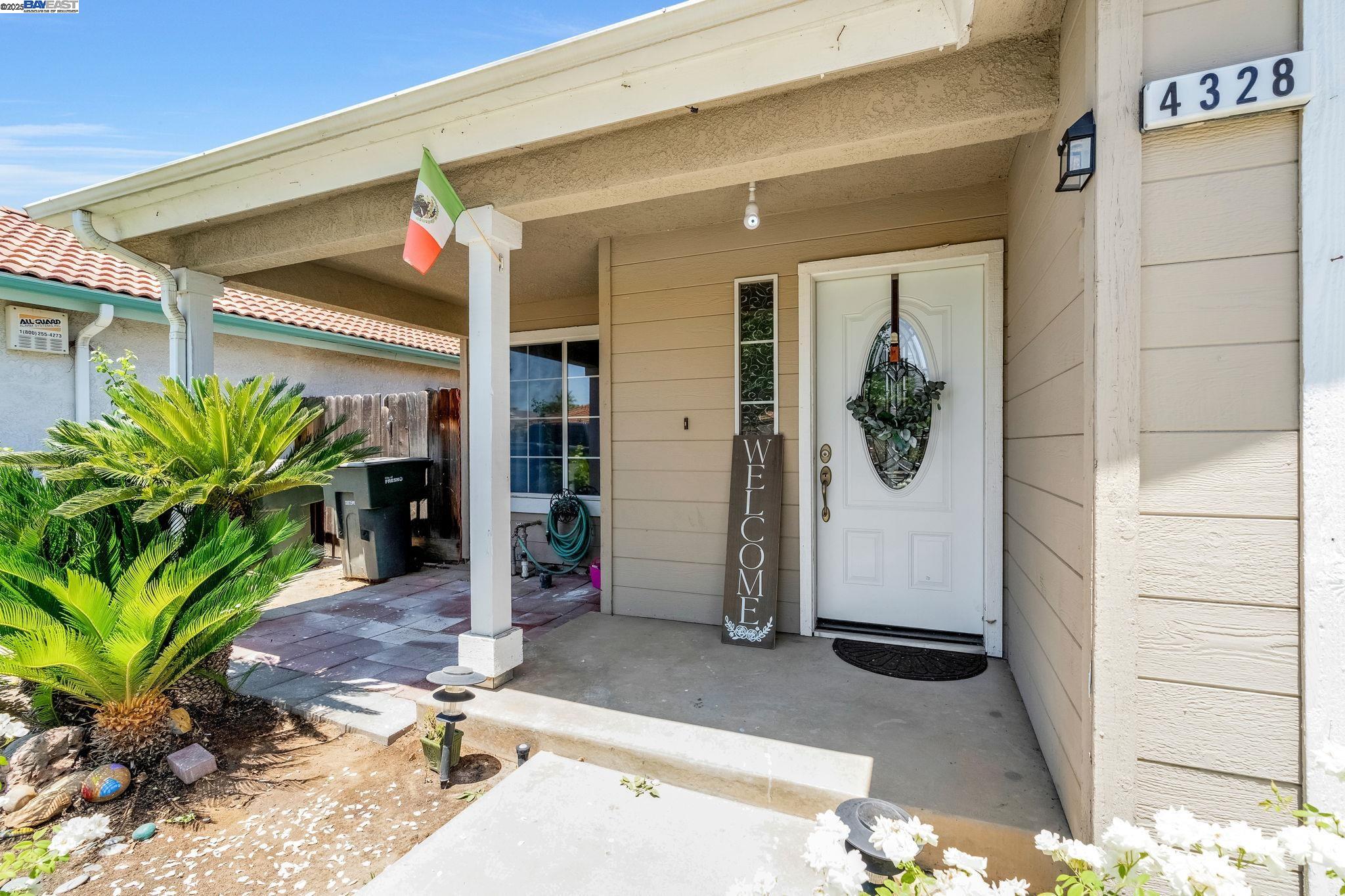 Detail Gallery Image 4 of 28 For 4328 W Cambridge Ave, Fresno,  CA 93722 - 3 Beds | 2 Baths