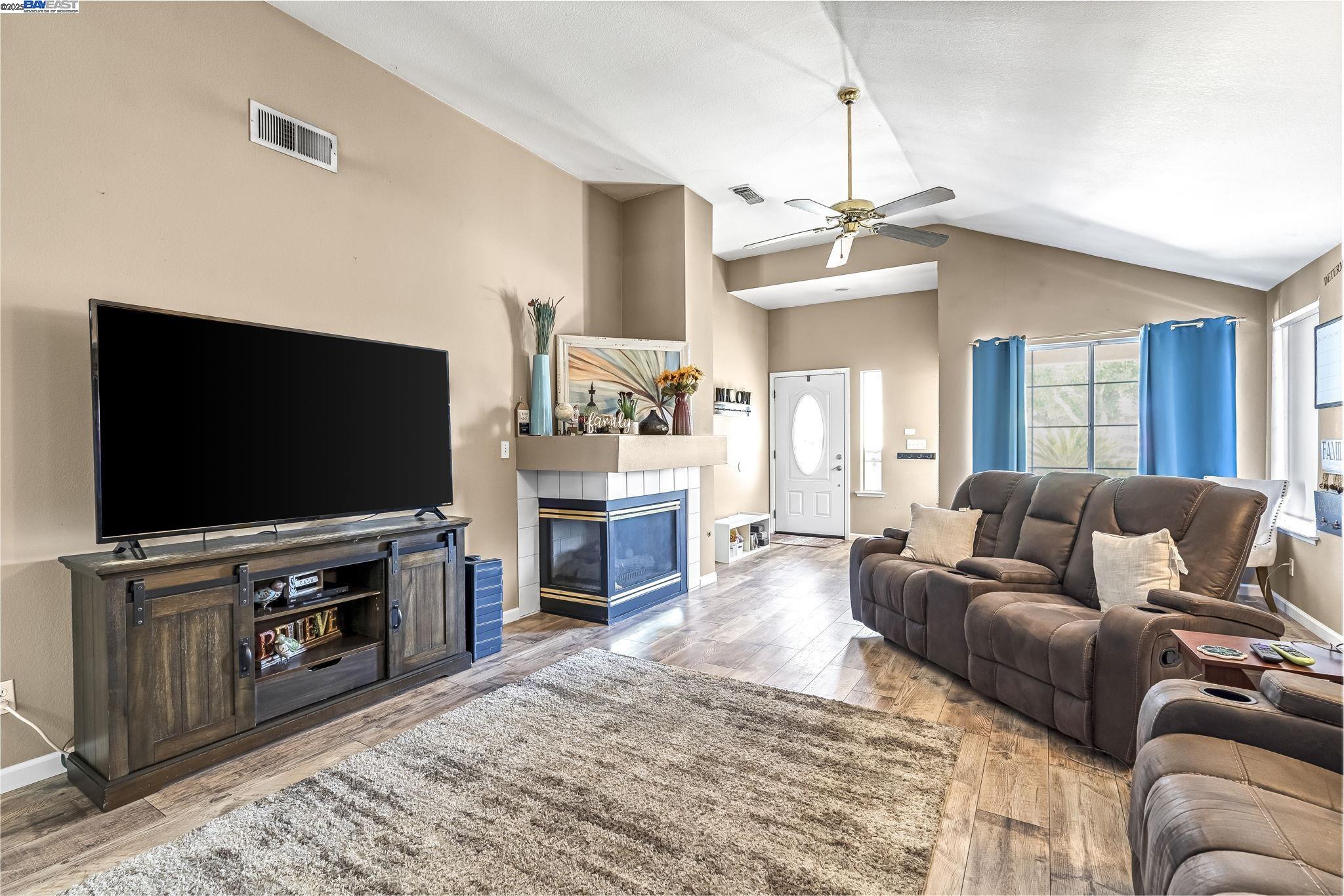Detail Gallery Image 6 of 28 For 4328 W Cambridge Ave, Fresno,  CA 93722 - 3 Beds | 2 Baths