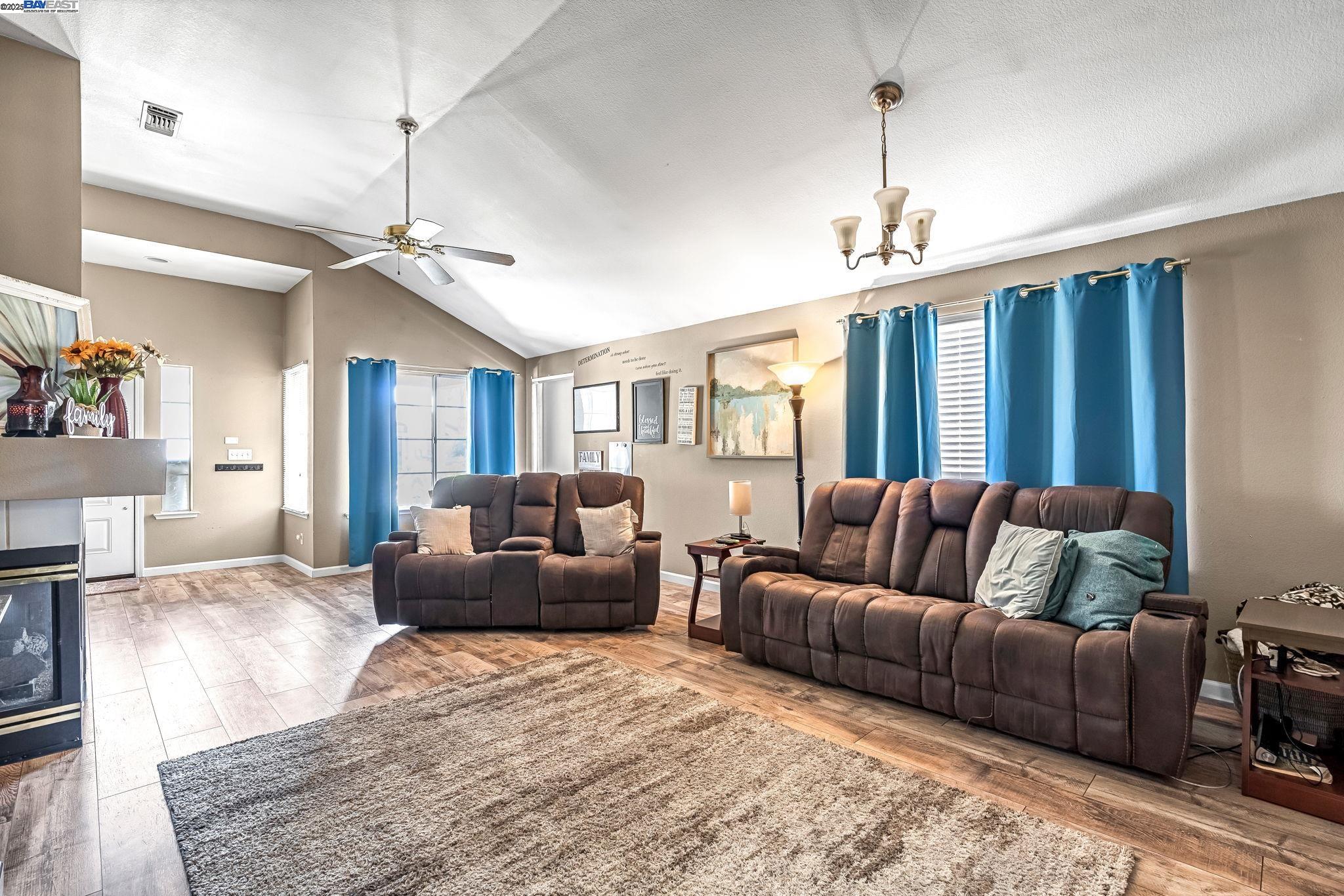 Detail Gallery Image 7 of 28 For 4328 W Cambridge Ave, Fresno,  CA 93722 - 3 Beds | 2 Baths