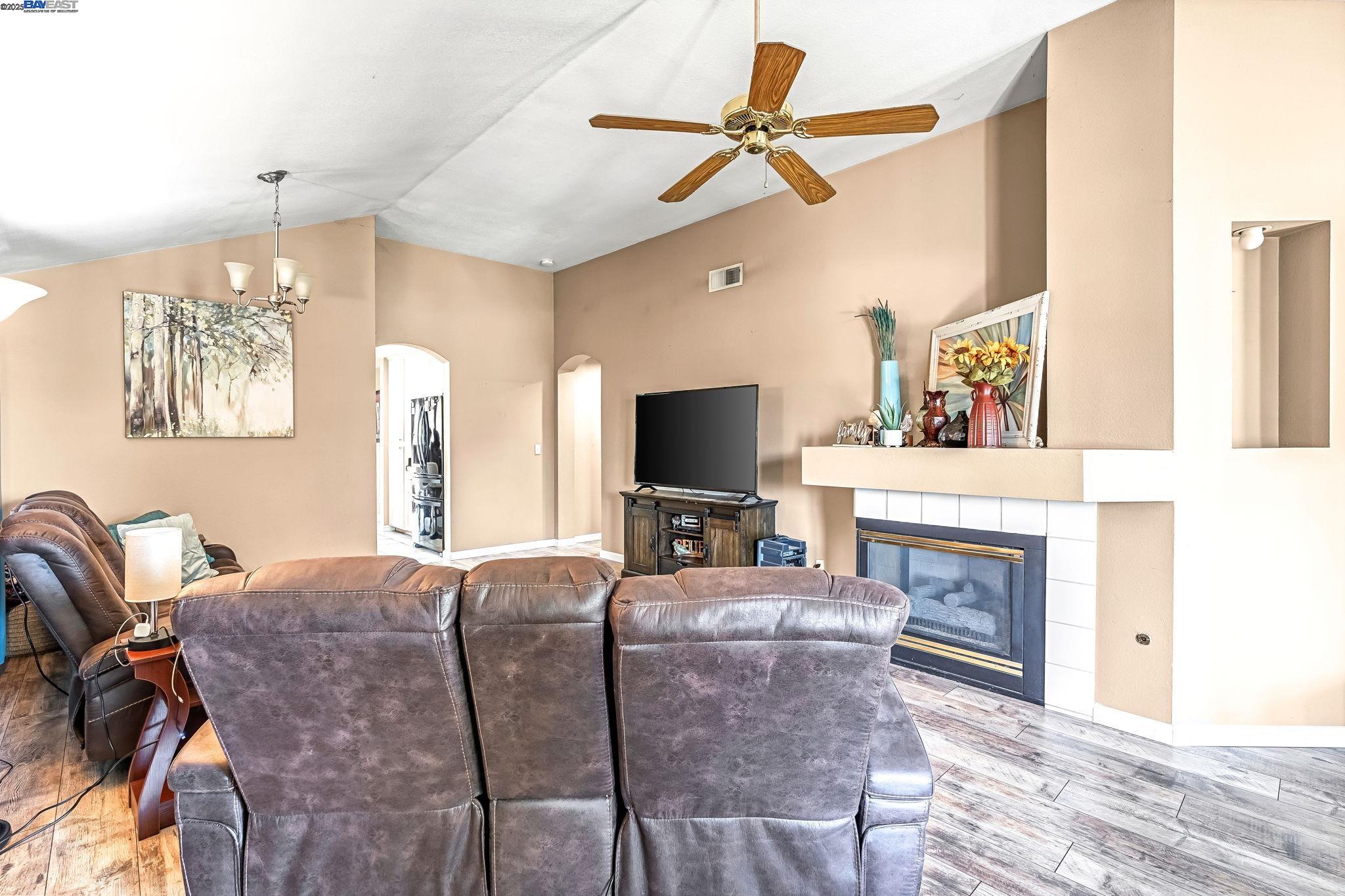 Detail Gallery Image 8 of 28 For 4328 W Cambridge Ave, Fresno,  CA 93722 - 3 Beds | 2 Baths