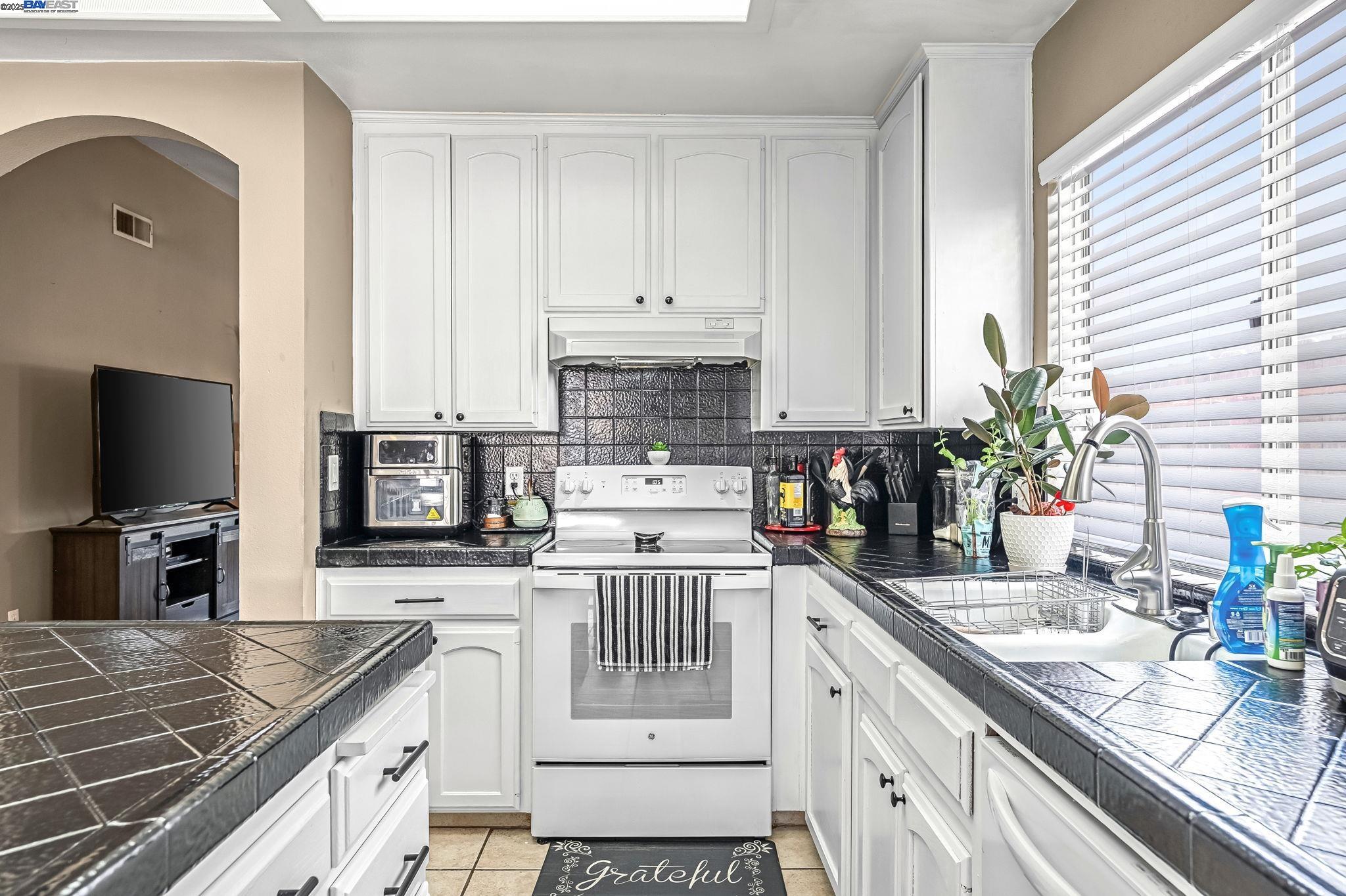 Detail Gallery Image 9 of 28 For 4328 W Cambridge Ave, Fresno,  CA 93722 - 3 Beds | 2 Baths