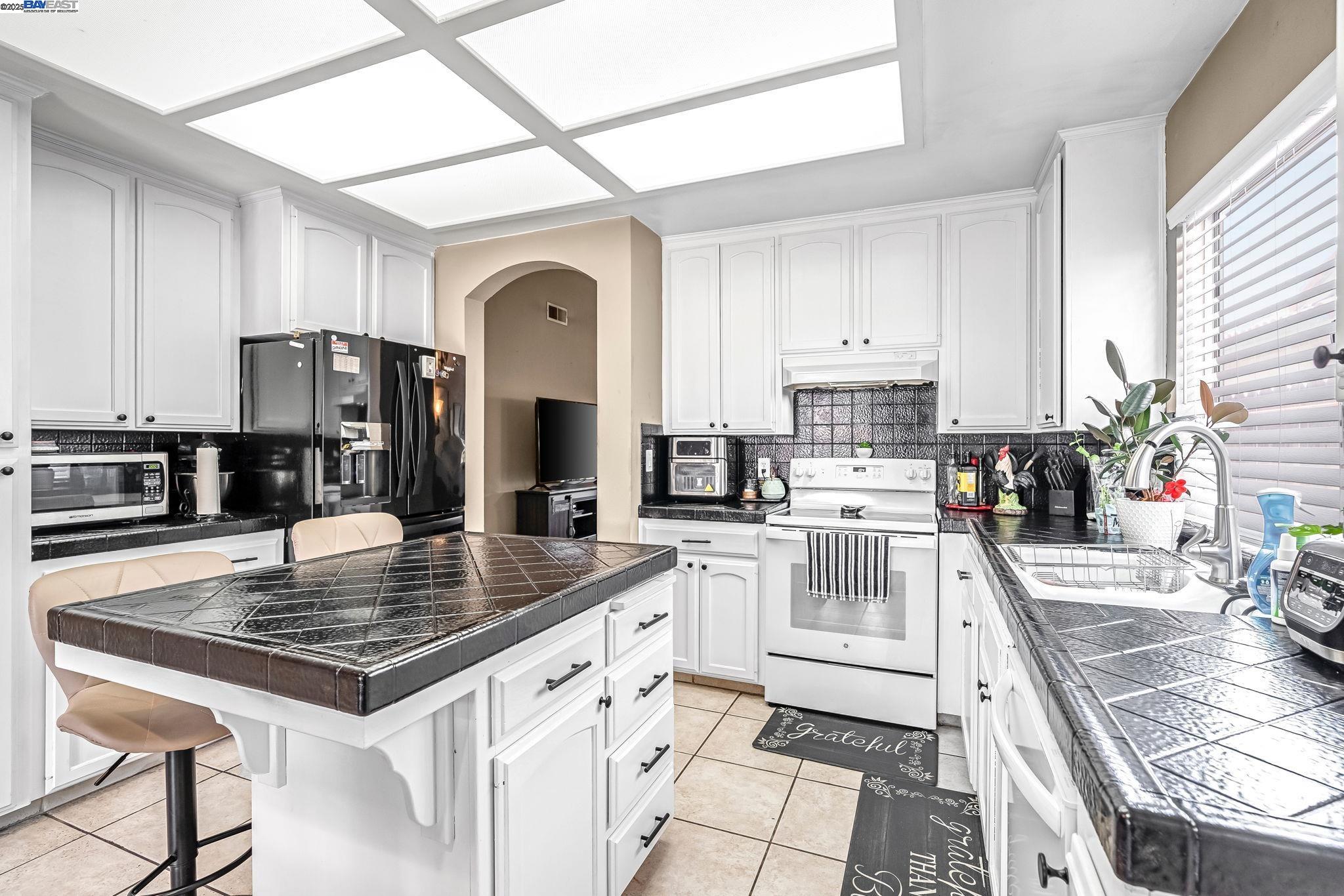 Detail Gallery Image 10 of 28 For 4328 W Cambridge Ave, Fresno,  CA 93722 - 3 Beds | 2 Baths