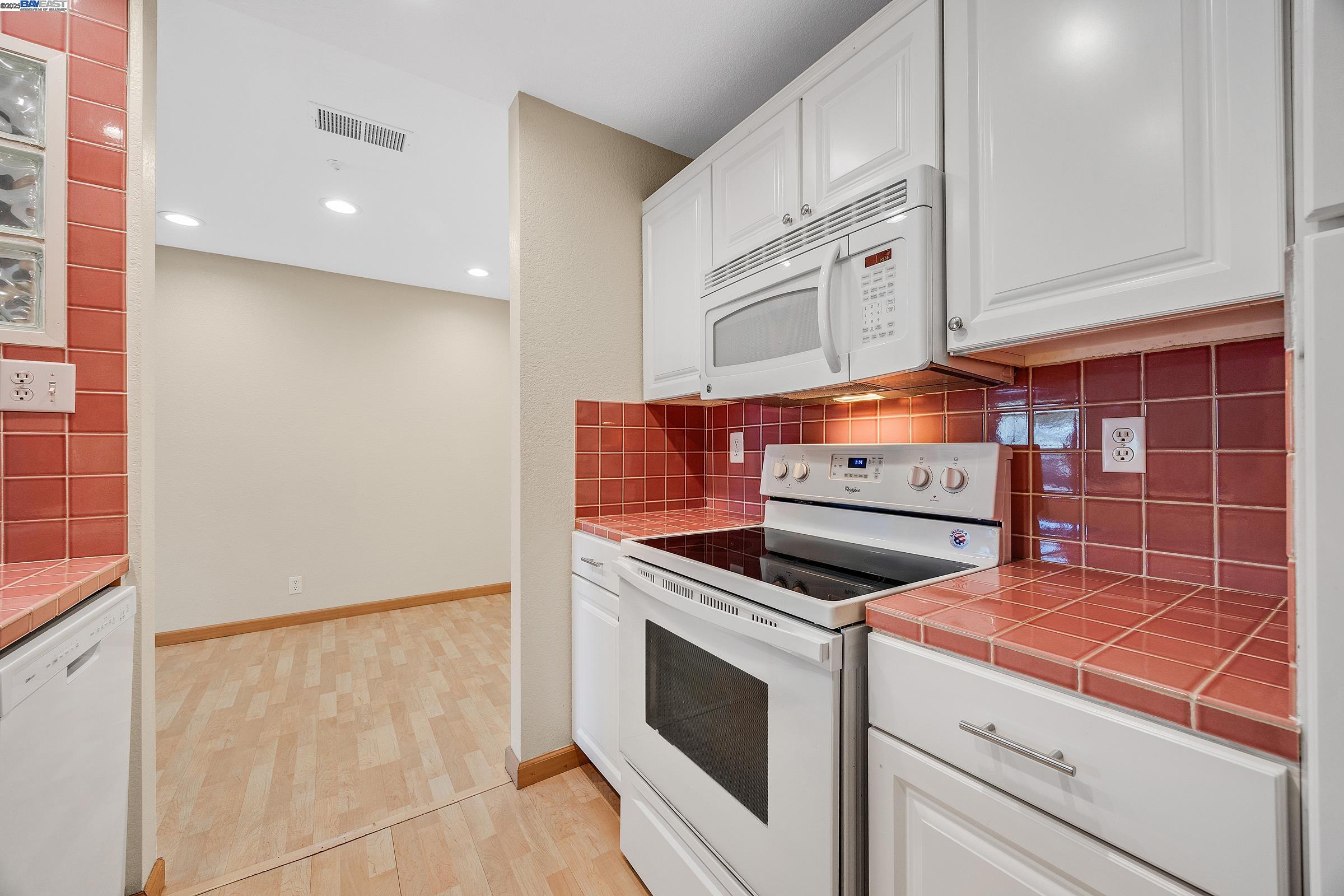 Photo #8: 41103023 Listing: Photo #8
