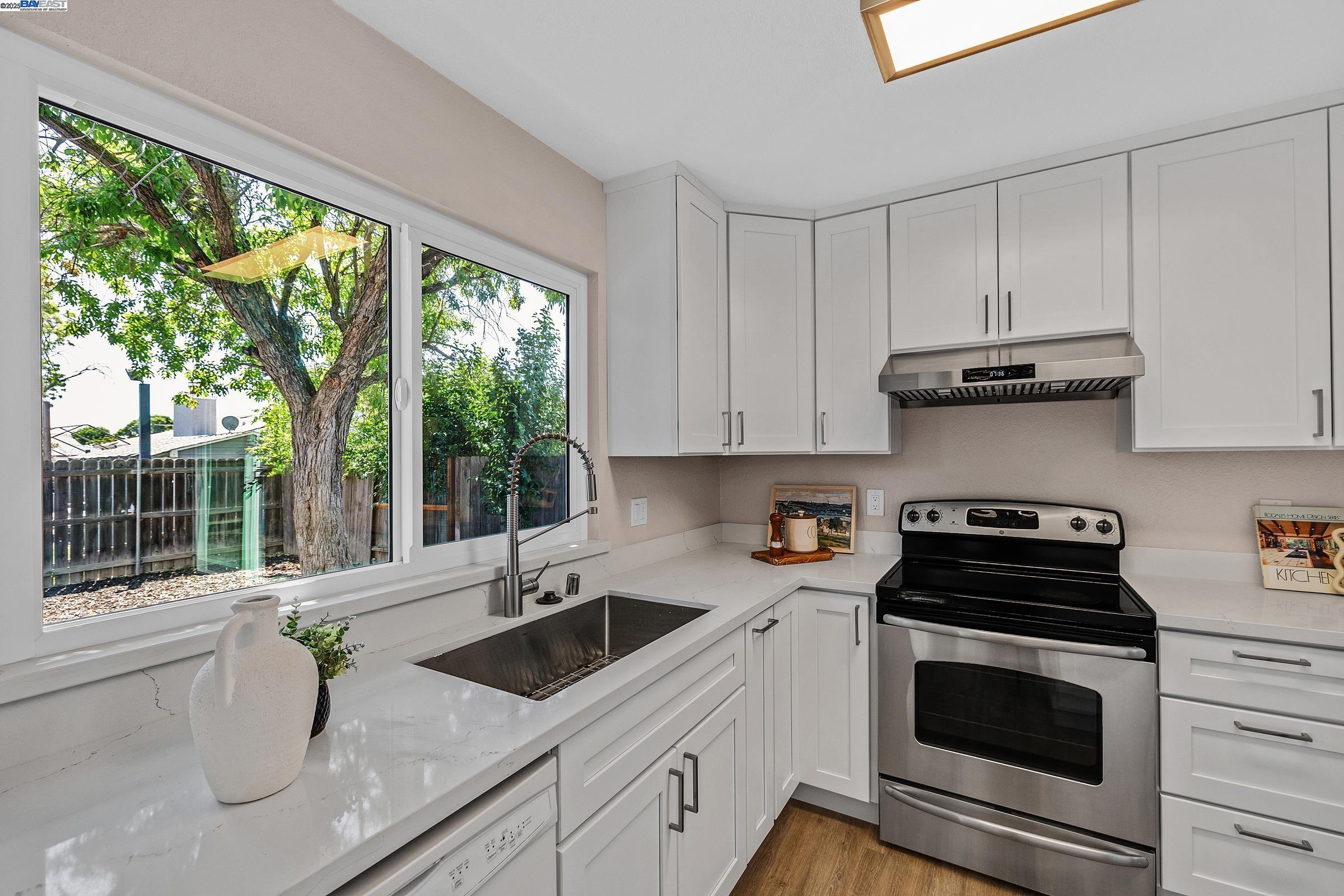Detail Gallery Image 8 of 29 For 910 Amaretto Dr, Tracy,  CA 95376 - 3 Beds | 2 Baths