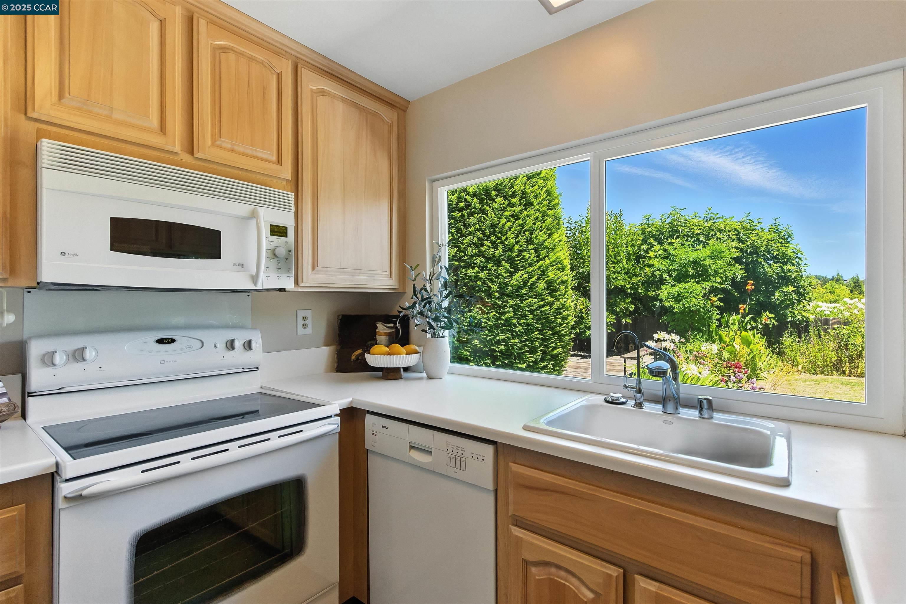 Detail Gallery Image 10 of 36 For 6521 Westfield Ct, Martinez,  CA 94553 - 4 Beds | 3 Baths