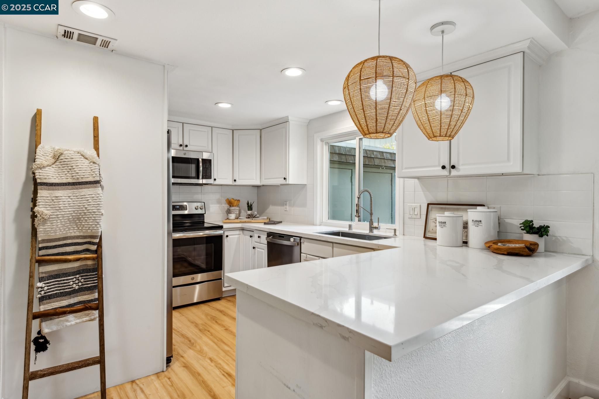 Photo #6: 41103029 Listing 