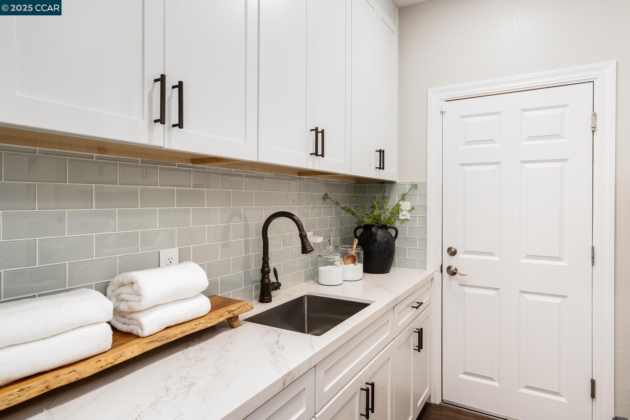 Detail Gallery Image 17 of 43 For 3284 Blackhawk Meadow Dr, Danville,  CA 94506 - 5 Beds | 3/1 Baths