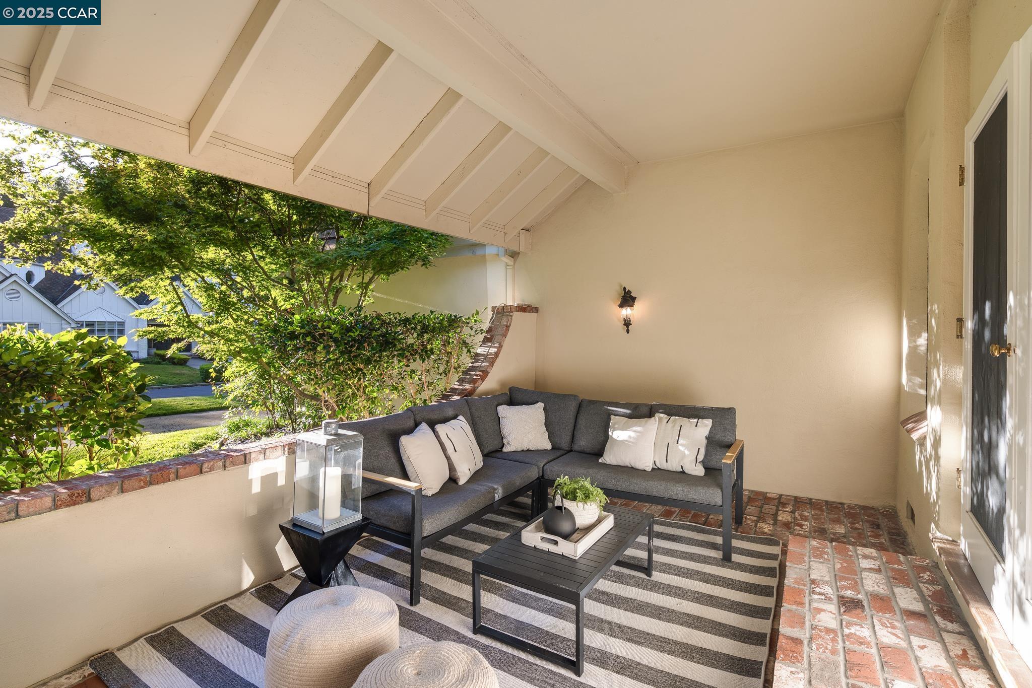 Detail Gallery Image 4 of 43 For 3284 Blackhawk Meadow Dr, Danville,  CA 94506 - 5 Beds | 3/1 Baths