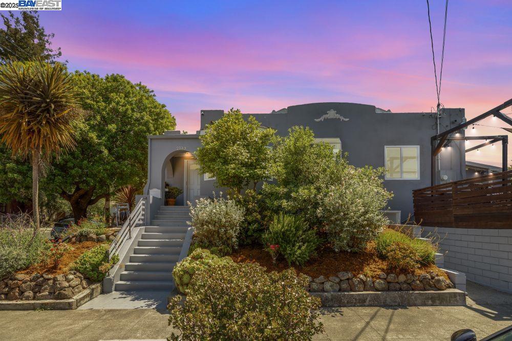 Detail Gallery Image 2 of 28 For 2133 E 30th St, Oakland,  CA 94606 - 3 Beds | 2 Baths