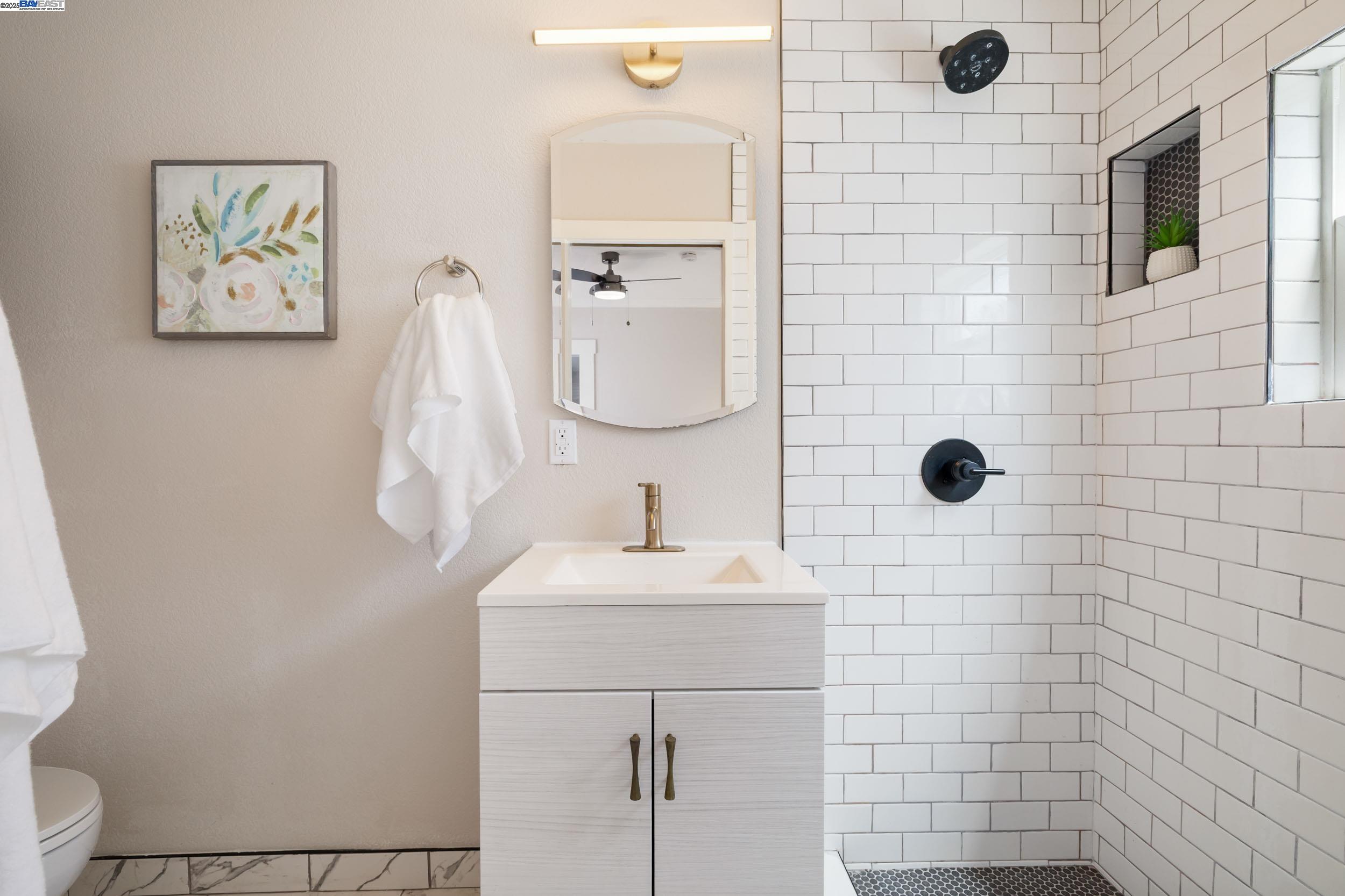 Detail Gallery Image 13 of 28 For 2133 E 30th St, Oakland,  CA 94606 - 3 Beds | 2 Baths