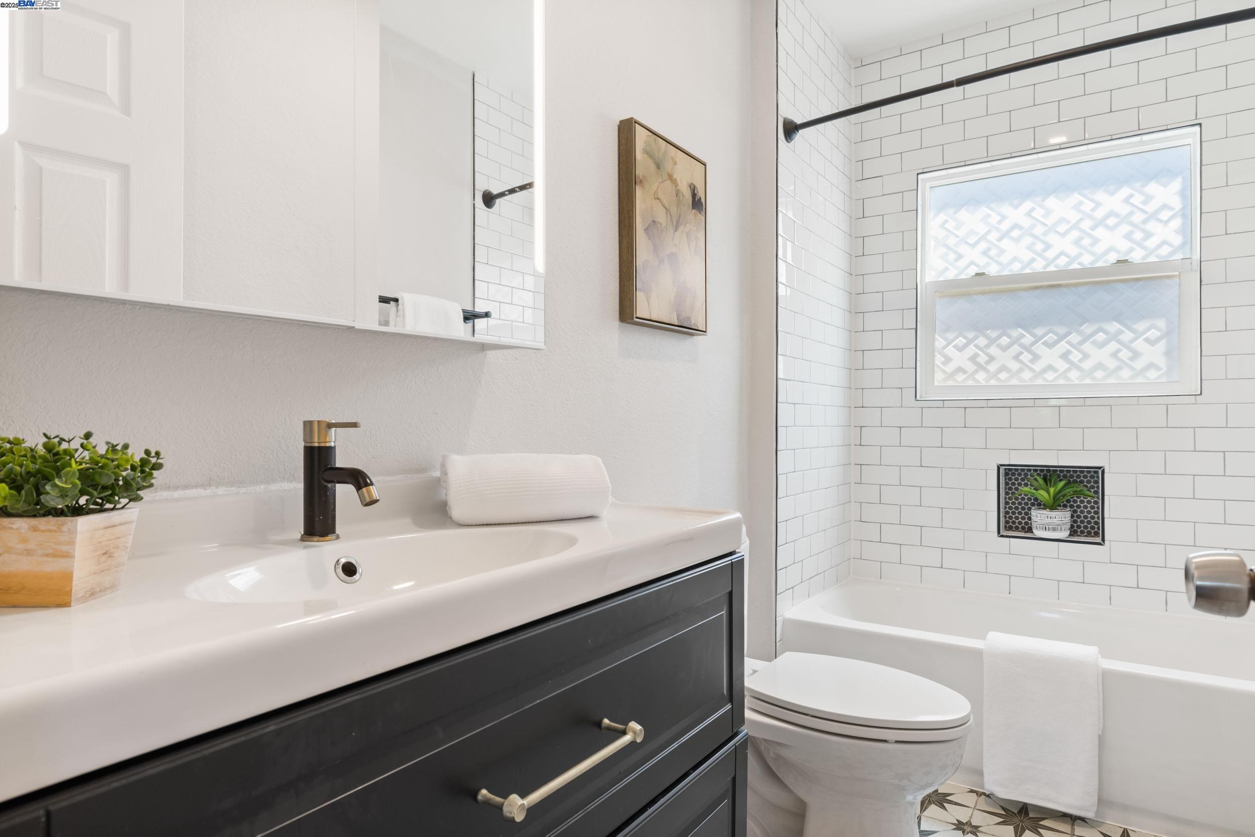 Detail Gallery Image 18 of 28 For 2133 E 30th St, Oakland,  CA 94606 - 3 Beds | 2 Baths